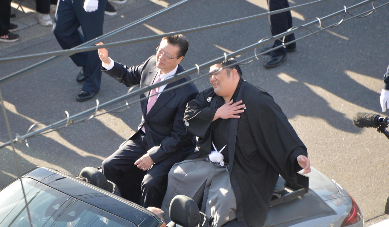 大勢のファンに手を振り、パレード最終盤で思わず肩を押さえる尊富士（撮影・濱本神威）