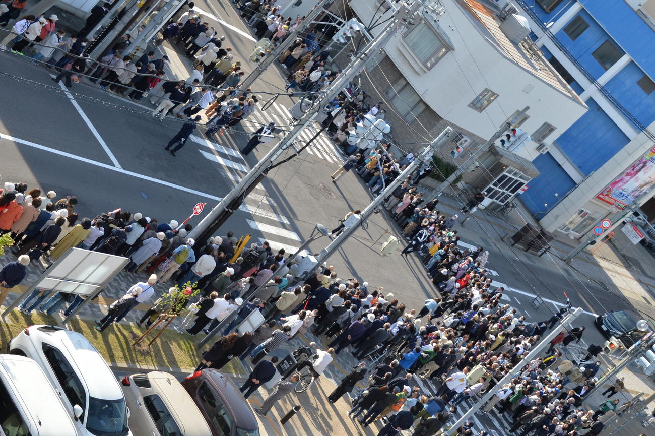 尊富士の凱旋（がいせん）を祝いに、五所川原市役所の前には大勢のファンが詰めかける（撮影・濱本神威）