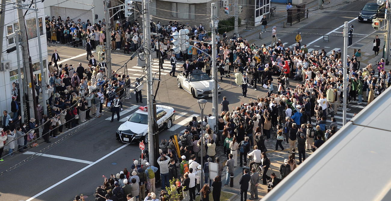 尊富士の凱旋（がいせん）を祝いに、五所川原市役所の前には大勢のファンが詰めかける（撮影・濱本神威）