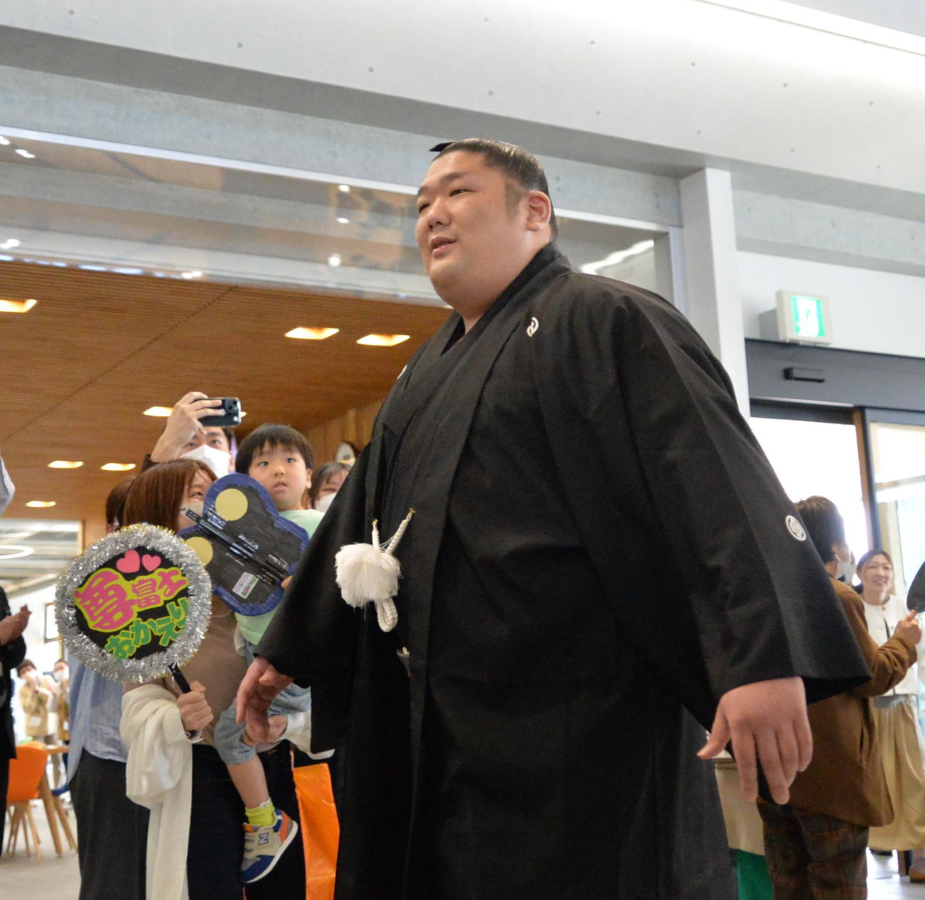 五所川原市民に出迎えられる尊富士（撮影・濱本神威）