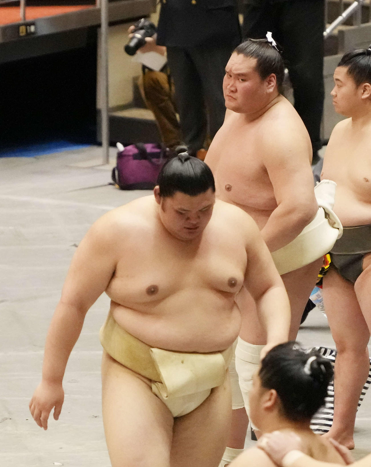 一方的に攻め込まれた大の里（手前）を厳しい表情で見つめる照ノ富士（撮影・小沢裕）