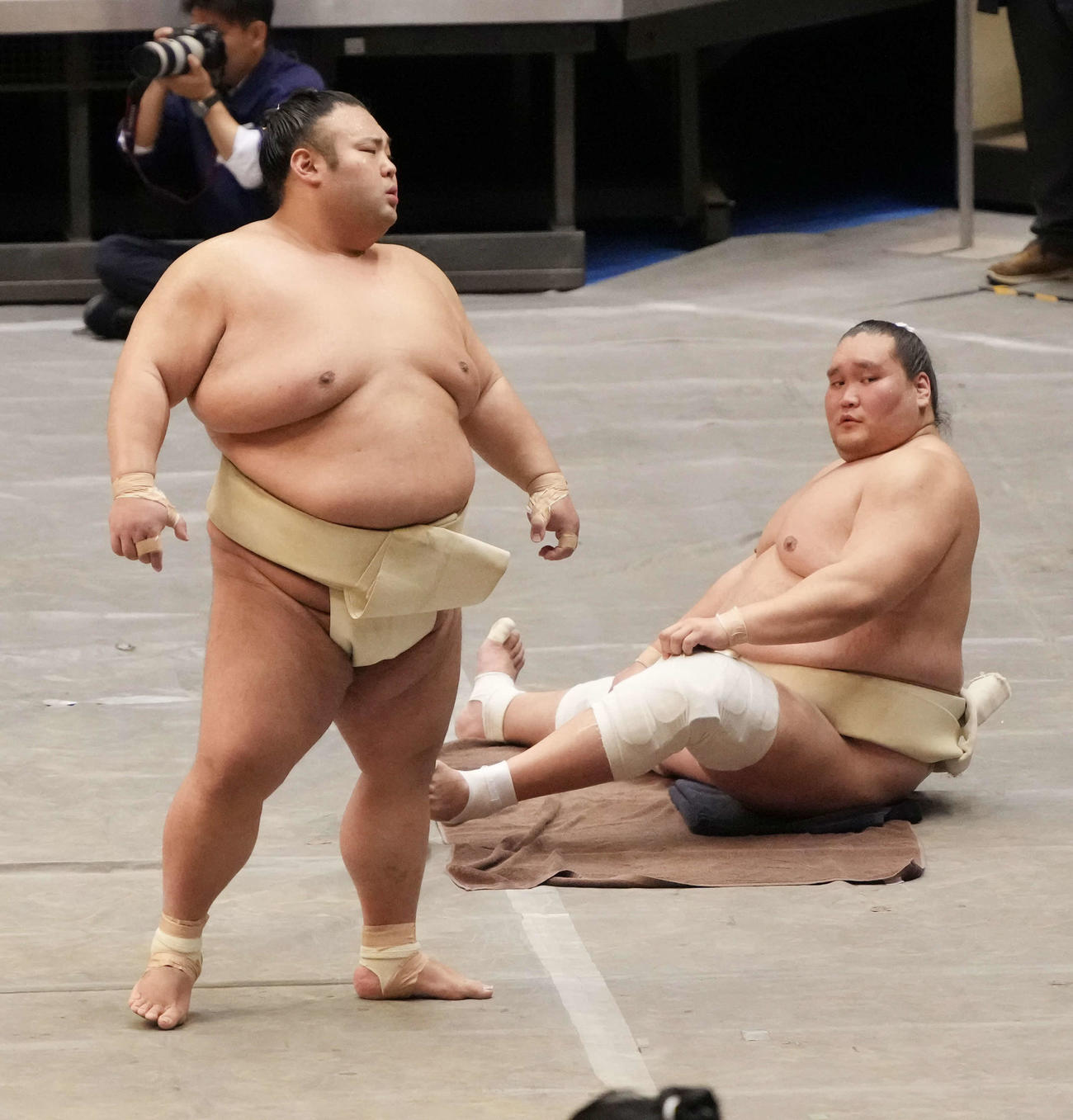 横審稽古総見で準備運動する貴景勝。右は照ノ富士（撮影・小沢裕）
