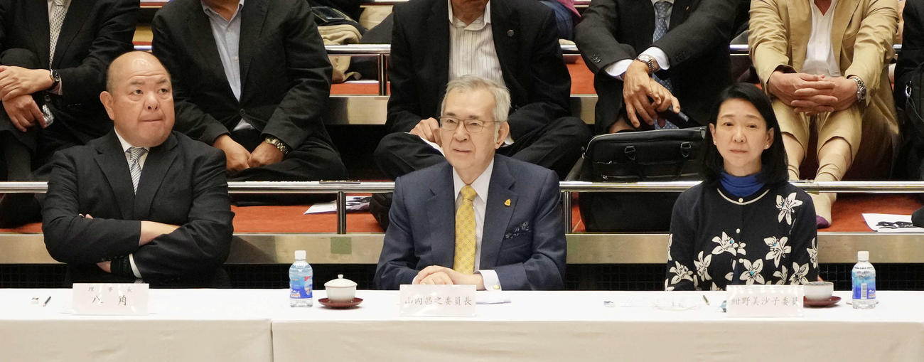 横審稽古総見に臨む、左から八角理事長、横綱審議委員会の山内委員長、紺野委員（撮影・小沢裕）