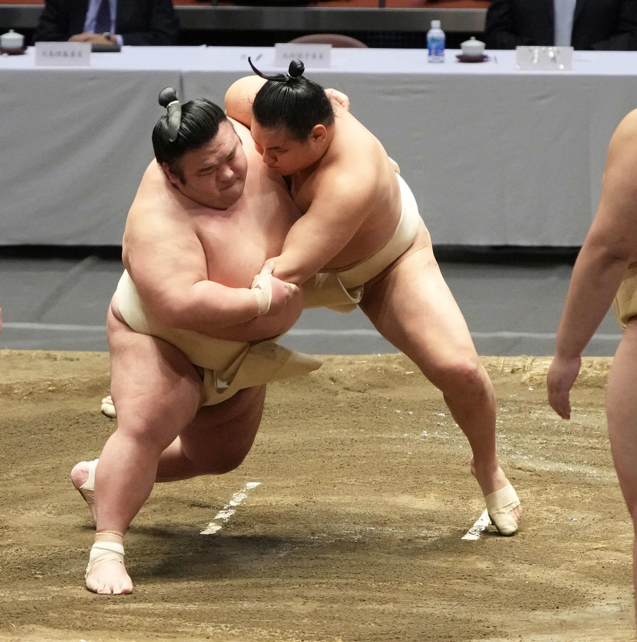 横審稽古総見で申し合い稽古する貴景勝（左）と豊昇龍（撮影・小沢裕）