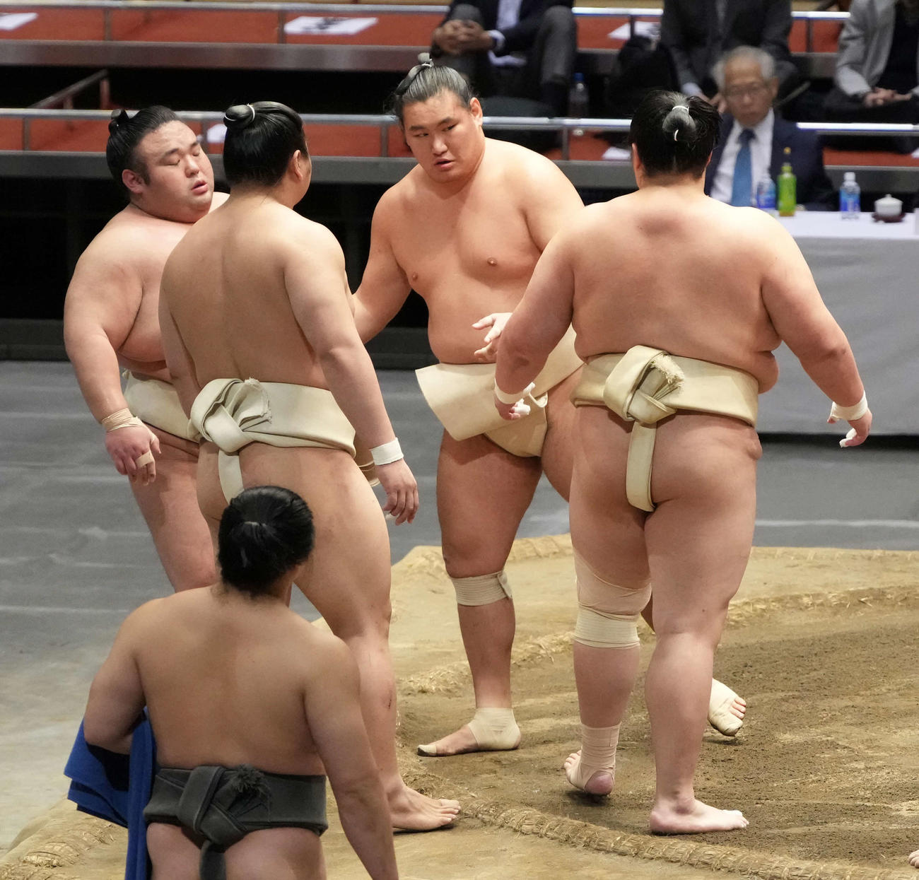 横審稽古総見で申し合い稽古する貴景勝（左）と豊昇龍（撮影・小沢裕）