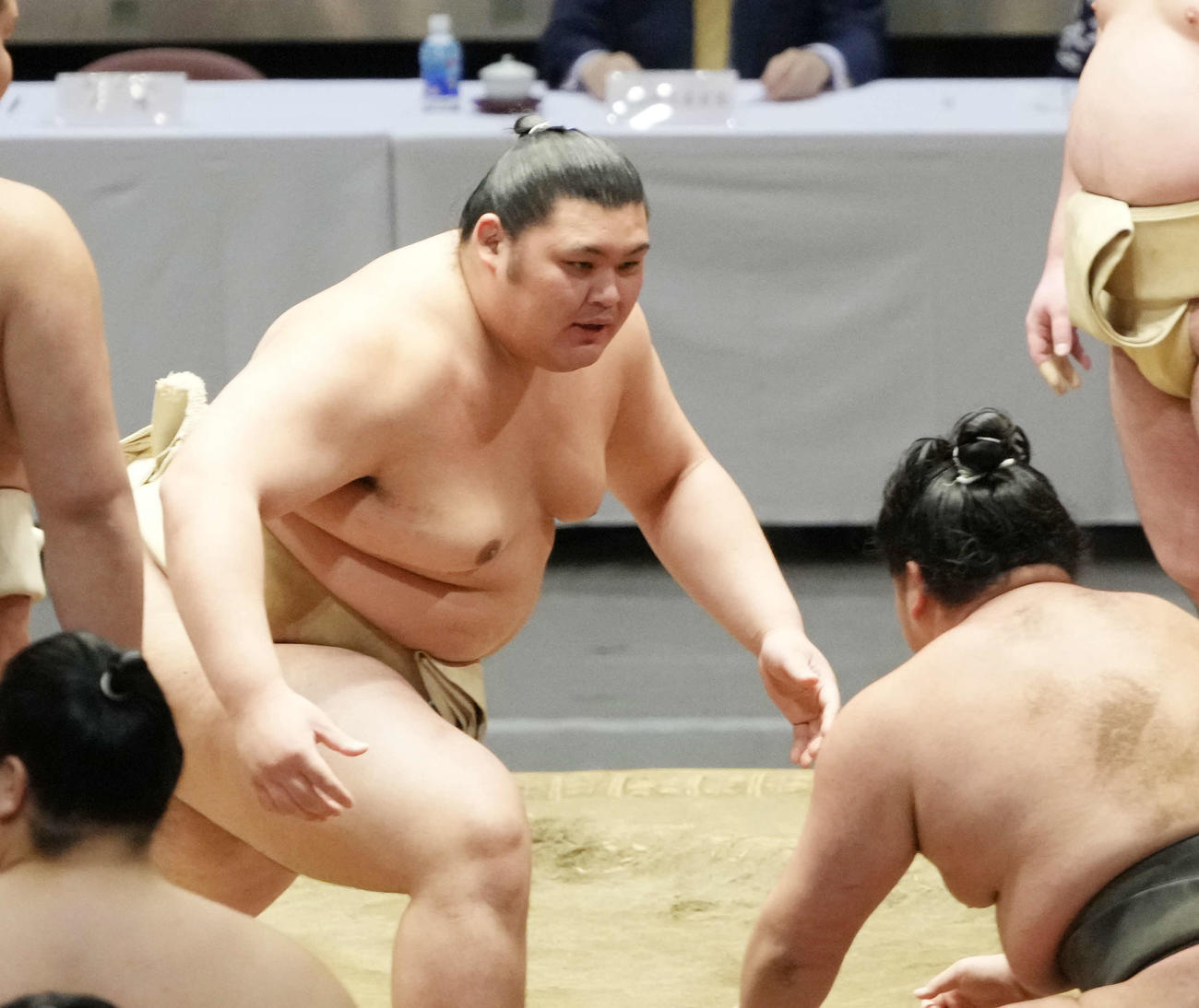 横審稽古総見で幕下力士のぶつかり稽古に胸を出すちょんまげ姿の大の里（撮影・小沢裕）