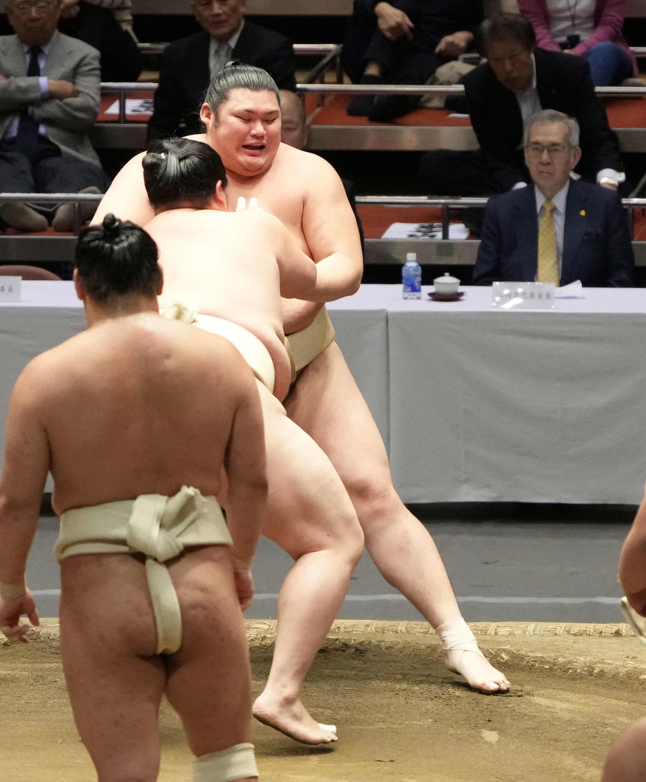 横審稽古総見の申し合い稽古で琴桜（手前）に押し出される大の里（撮影・小沢裕）