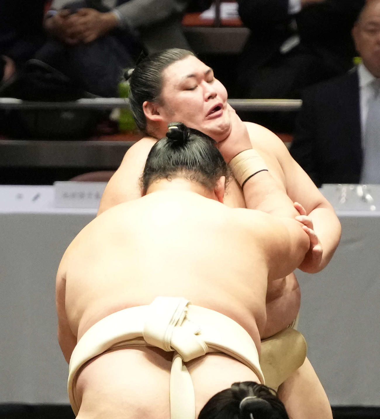 玉鷲（手前）にのど輪で攻め込まれる大の里（撮影・小沢裕）