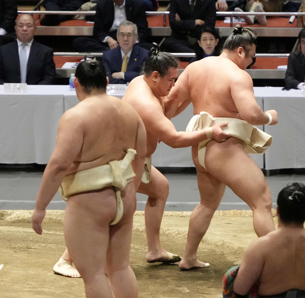 横審稽古総見で霧島（右）を相手に申し合い稽古する豊昇龍（撮影・小沢裕）