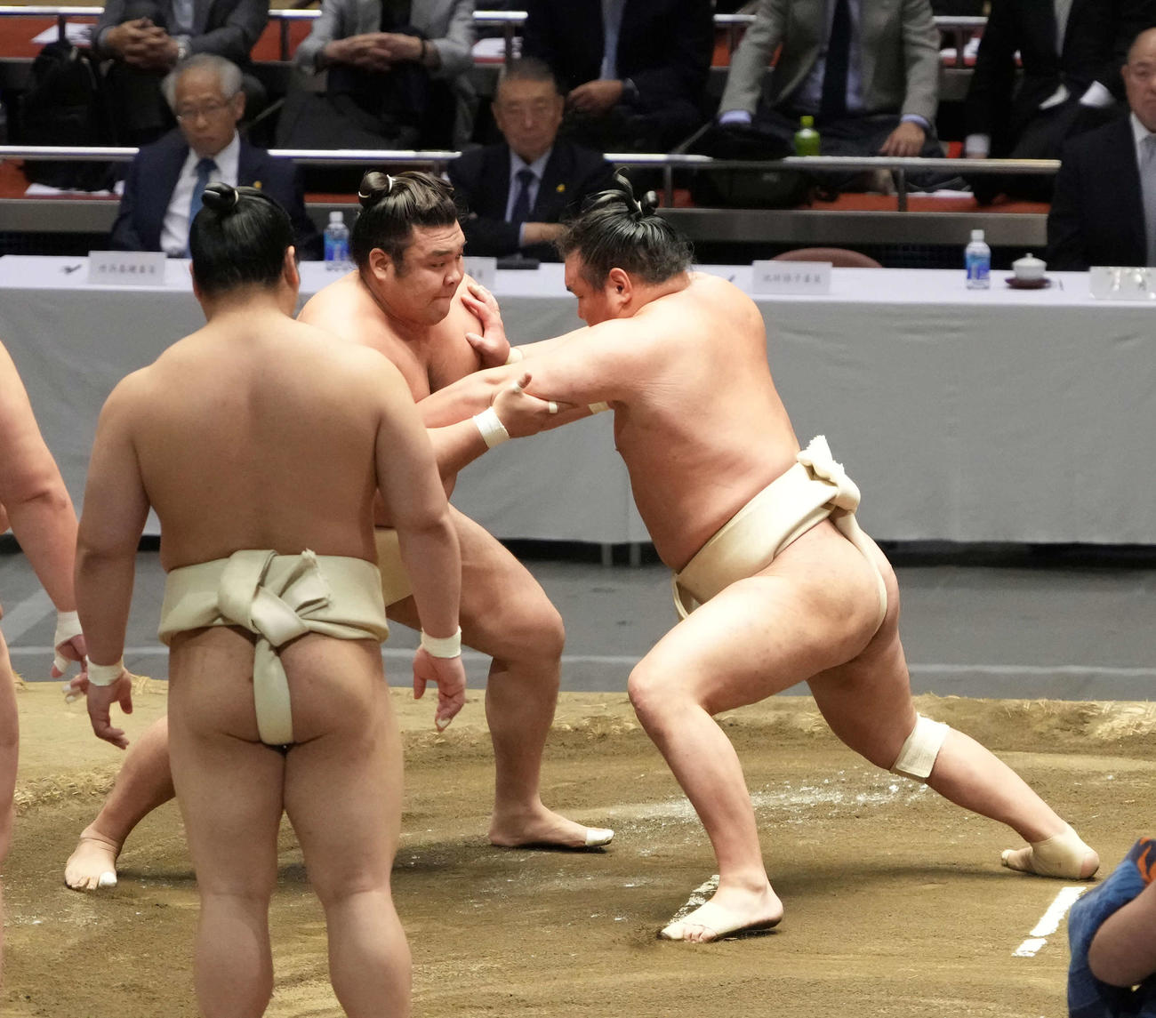 横審稽古総見で霧島（左）を相手に申し合い稽古する豊昇龍（撮影・小沢裕）