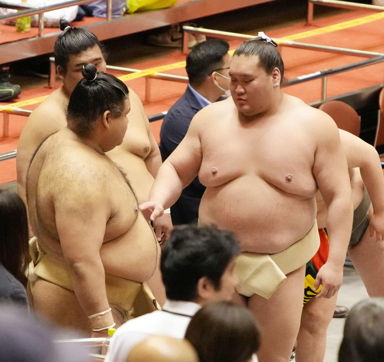 横審稽古総見で高安（左）の左脇腹辺りを触る照ノ富士（撮影・小沢裕）