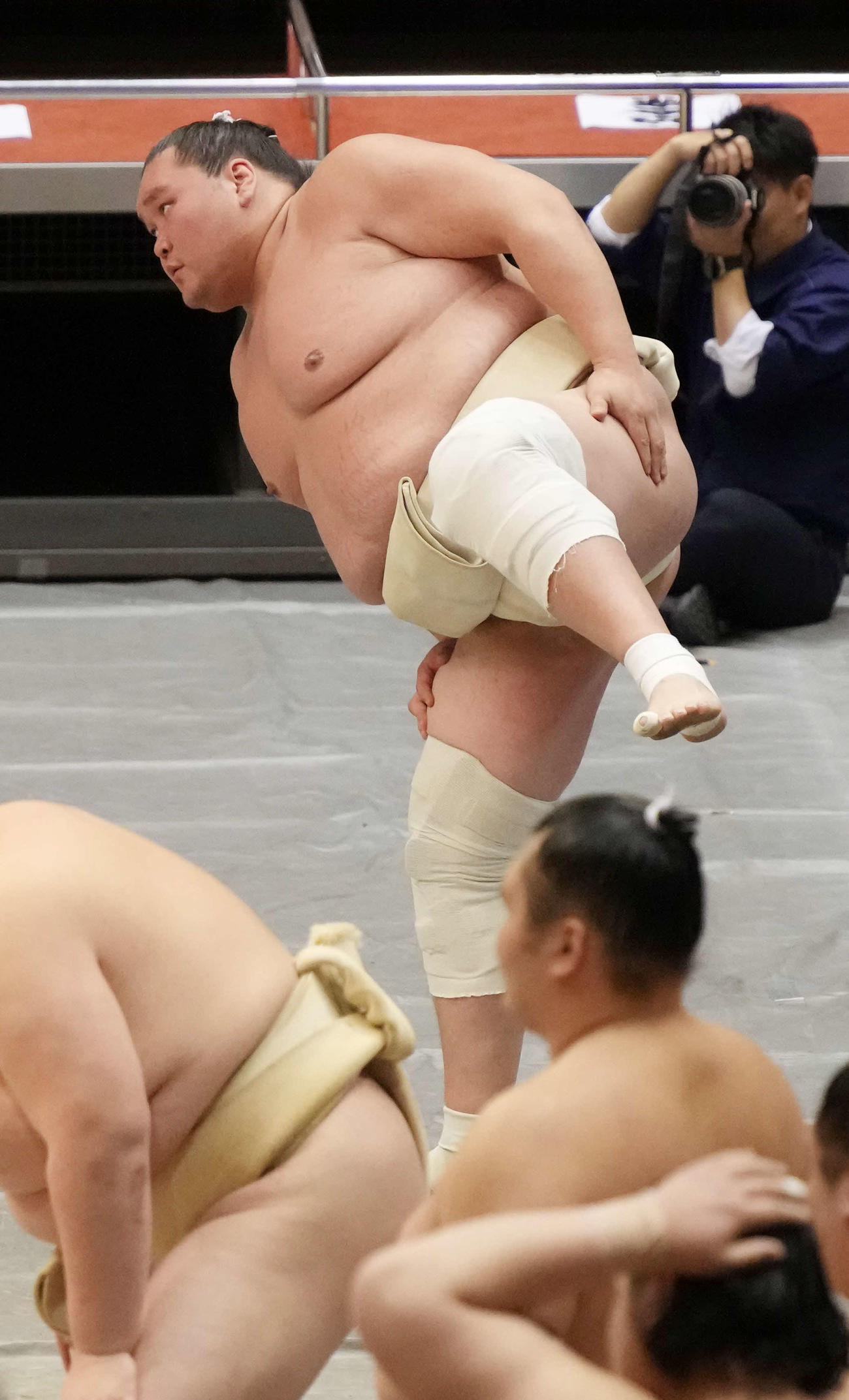 横審稽古総見で四股を踏みながら準備する照ノ富士（撮影・小沢裕）