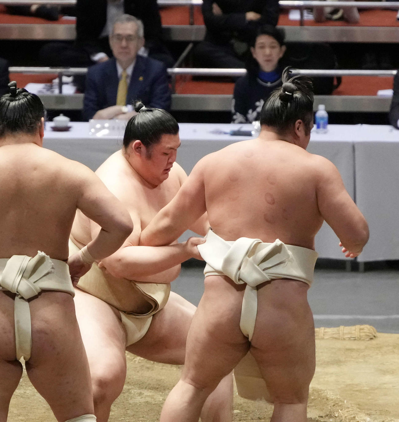 横審稽古総見の申し合い稽古に臨む霧島（右）と大の里（撮影・小沢裕）