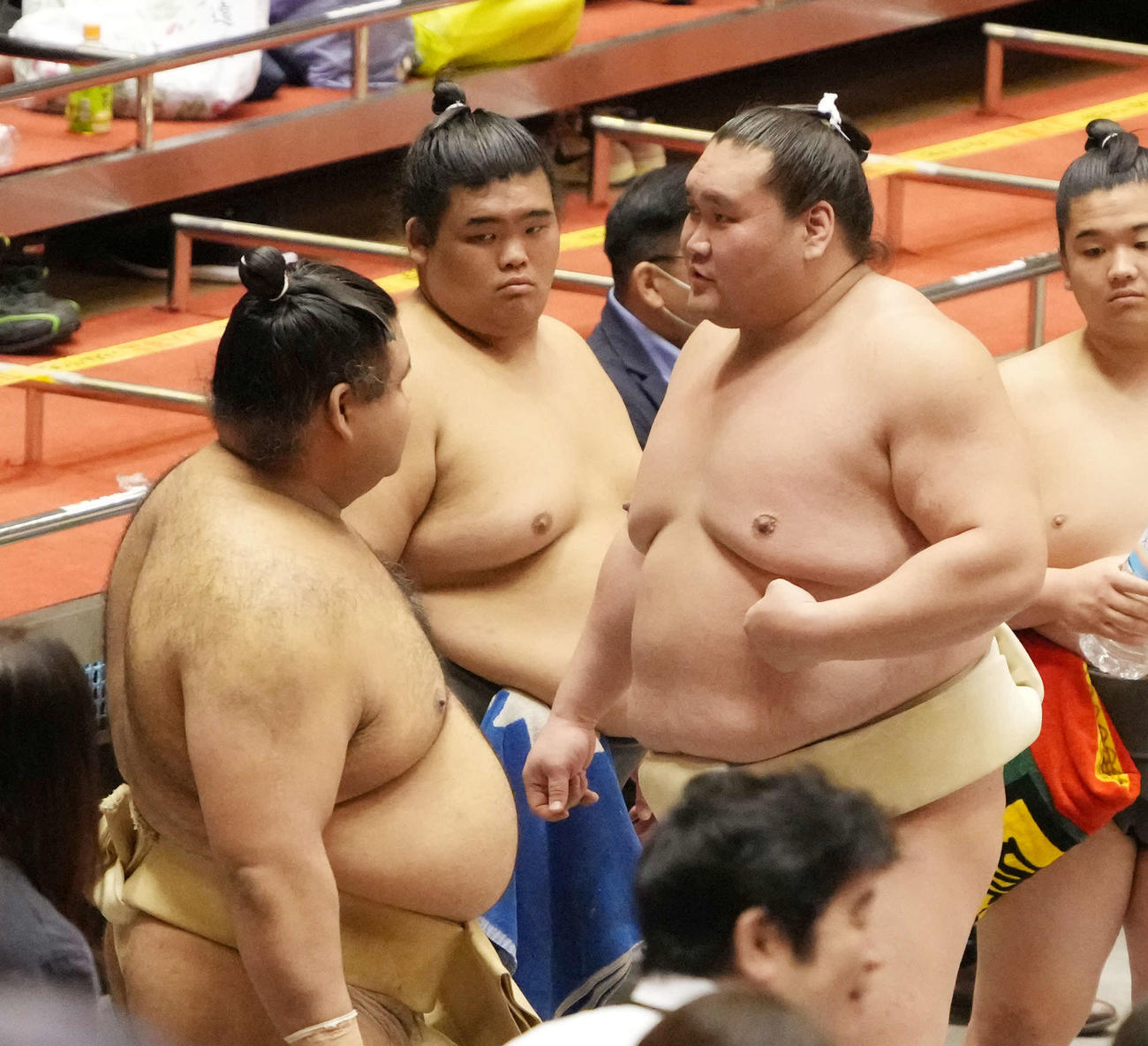 横審稽古総見で自らの左脇腹辺りを触り高安（左）と談笑する照ノ富士（撮影・小沢裕）
