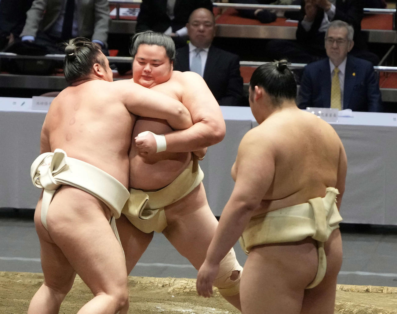 横審稽古総見の申し合い稽古に臨む霧島（左）と琴桜（撮影・小沢裕）
