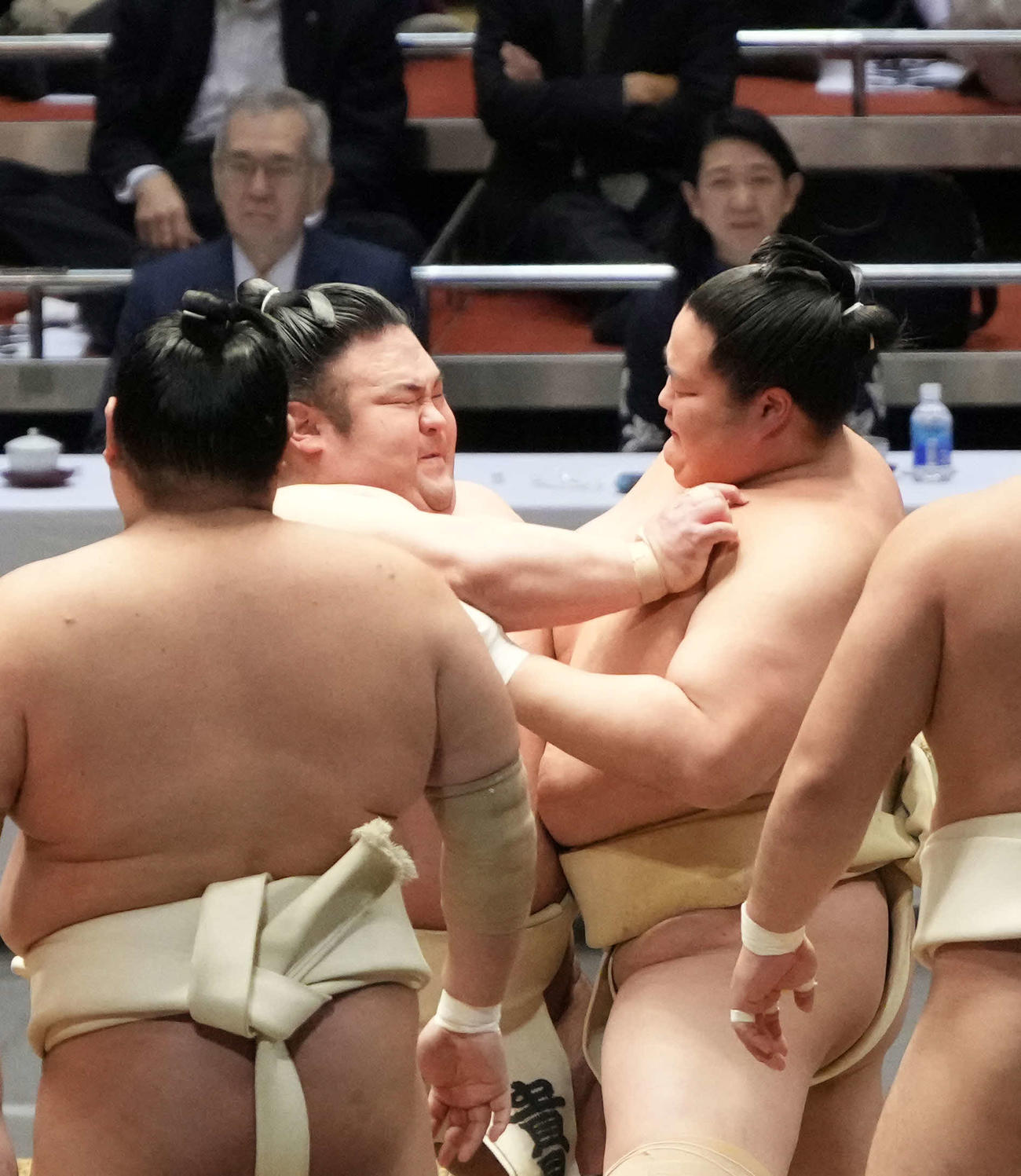 横審稽古総見の申し合い稽古に臨む琴桜（右）と貴景勝（撮影・小沢裕）
