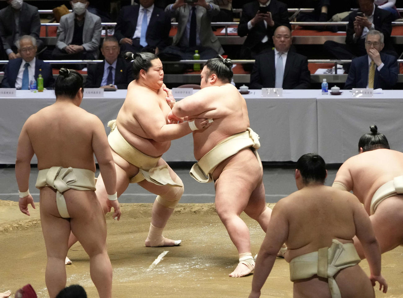 横審稽古総見の申し合い稽古に臨む琴桜（左）と貴景勝（撮影・小沢裕）