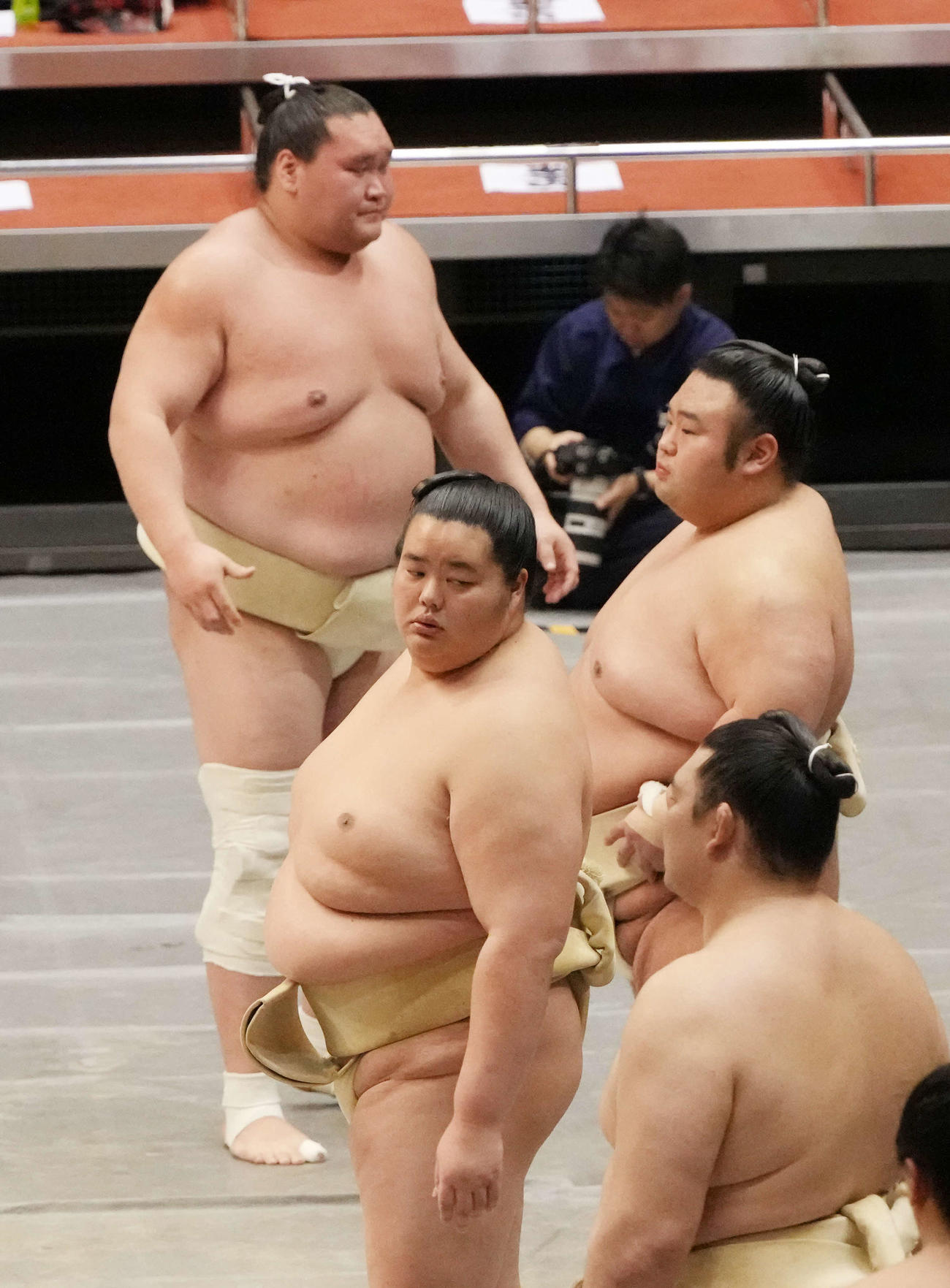 横審稽古総見で十両の稽古を見守る、左から照ノ富士、琴桜、貴景勝（撮影・小沢裕）