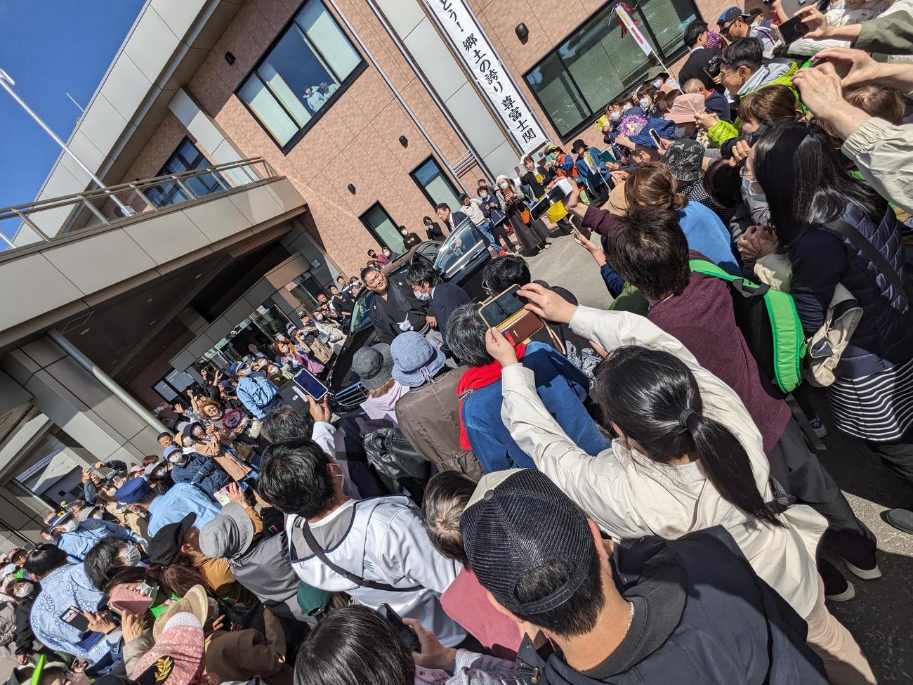 尊富士の凱旋（がいせん）を祝いに、金木町にも大勢のファンが詰めかける（撮影・濱本神威）
