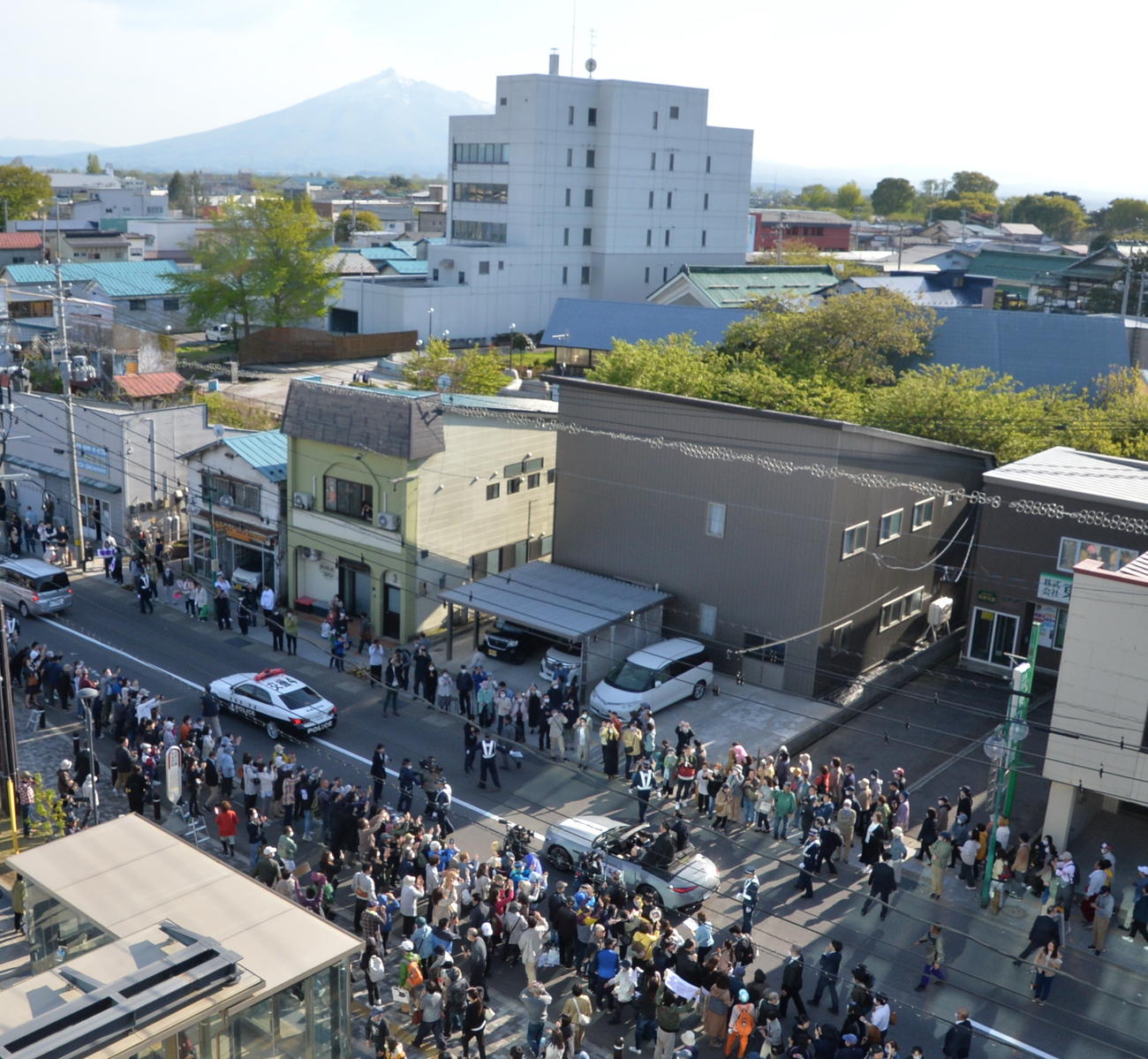 尊富士の凱旋（がいせん）を祝いに、五所川原市役所の前には大勢のファンが詰めかける（撮影・濱本神威）