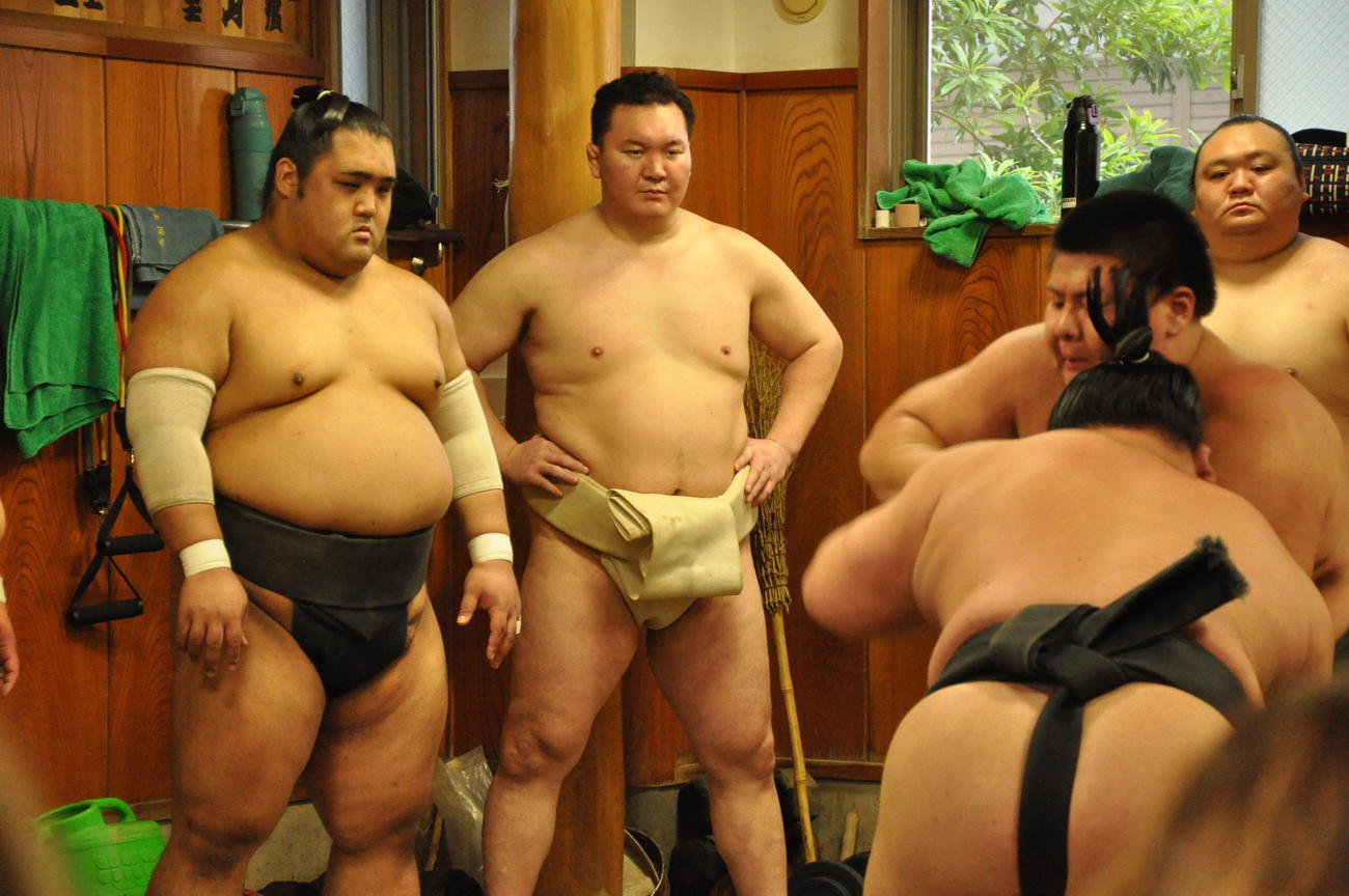 伊勢ケ浜部屋の部屋付き親方となった宮城野親方（左から2人目）は、まわしを締めて土俵周りで指導した（代表撮影）