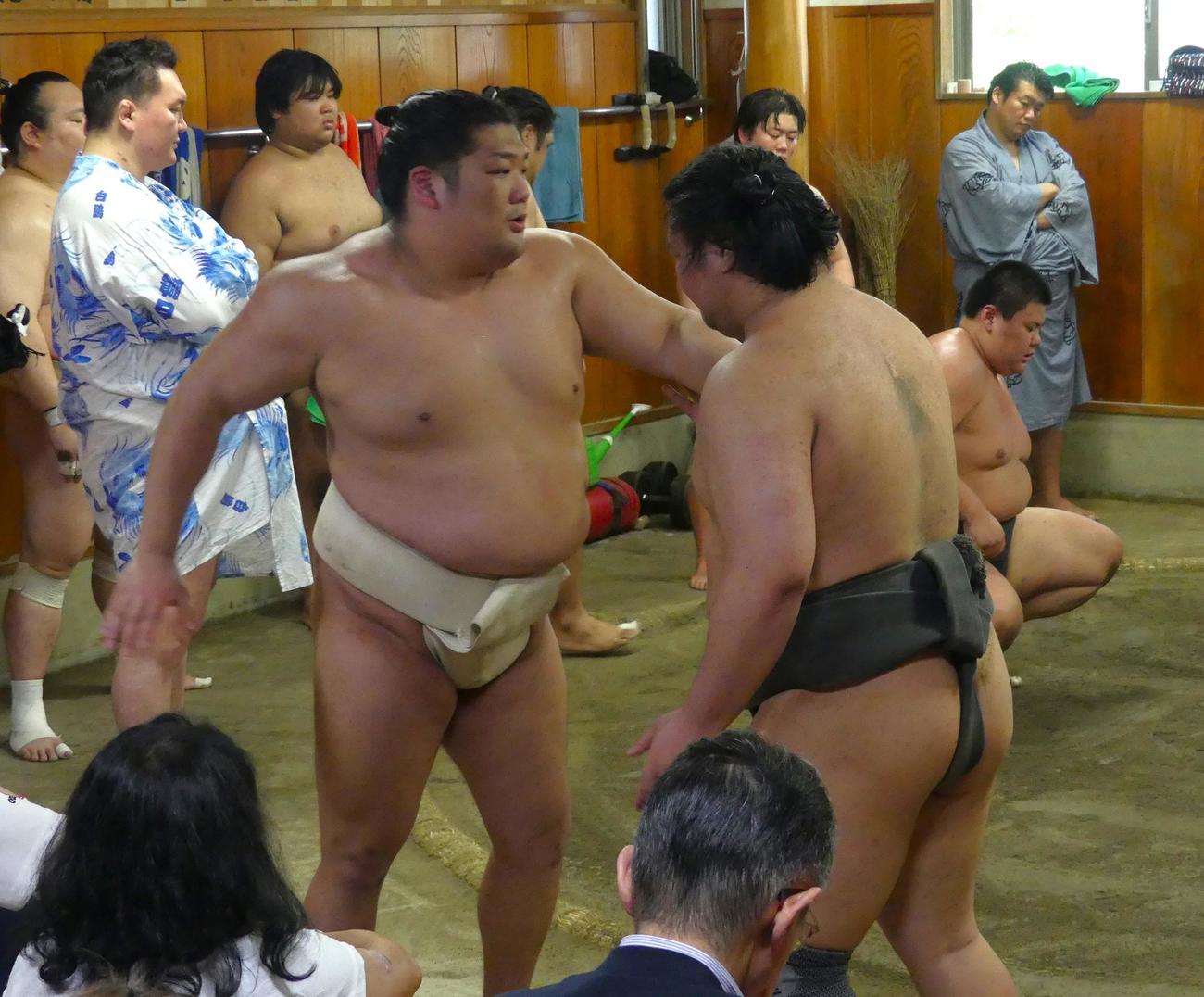 相撲を取る稽古は行わなかった尊富士（手前左）。後方左から2人目は宮城野親方（代表撮影）