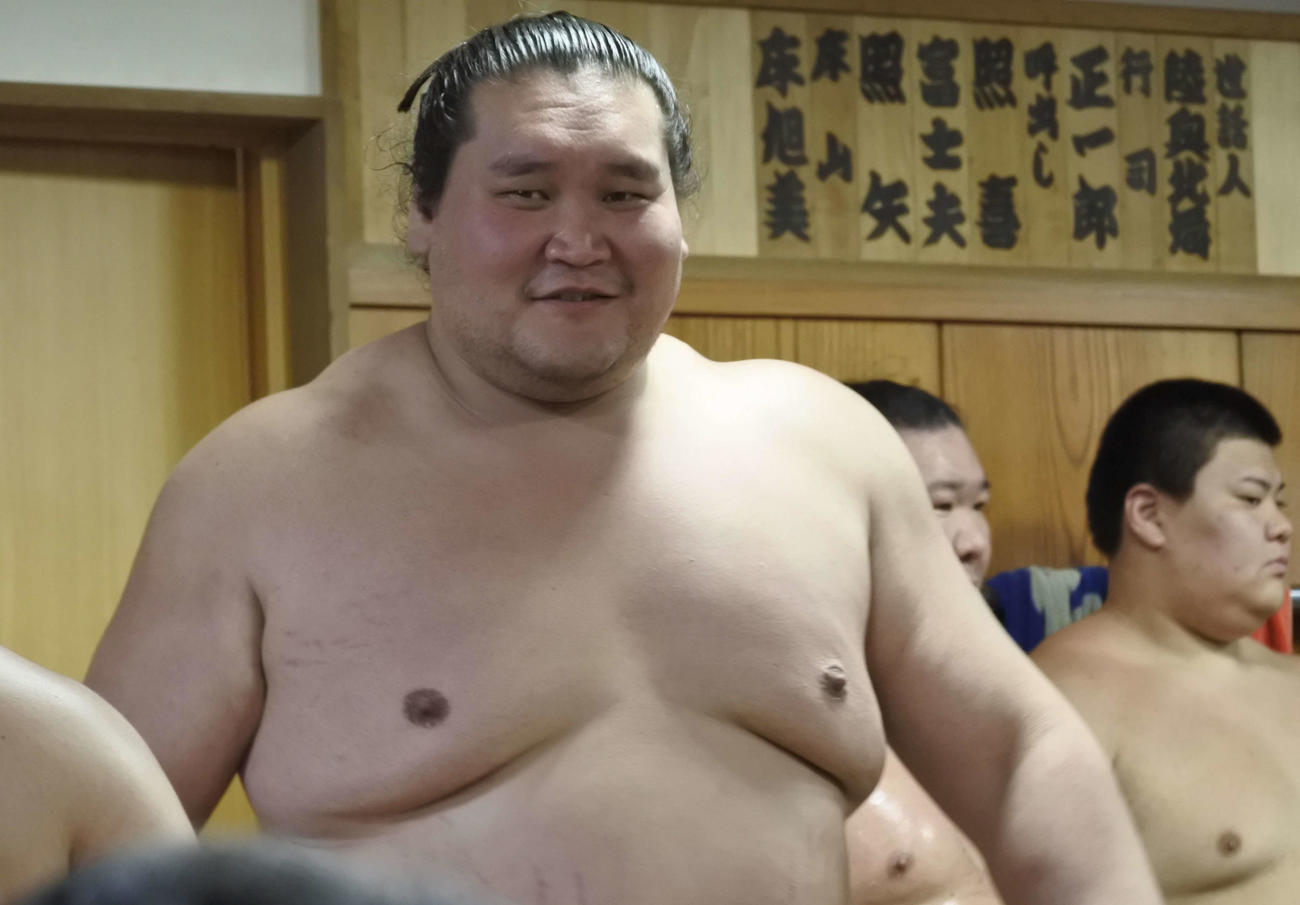土俵周りで体を動かしながら、充実の表情を見せる照ノ富士（代表撮影）