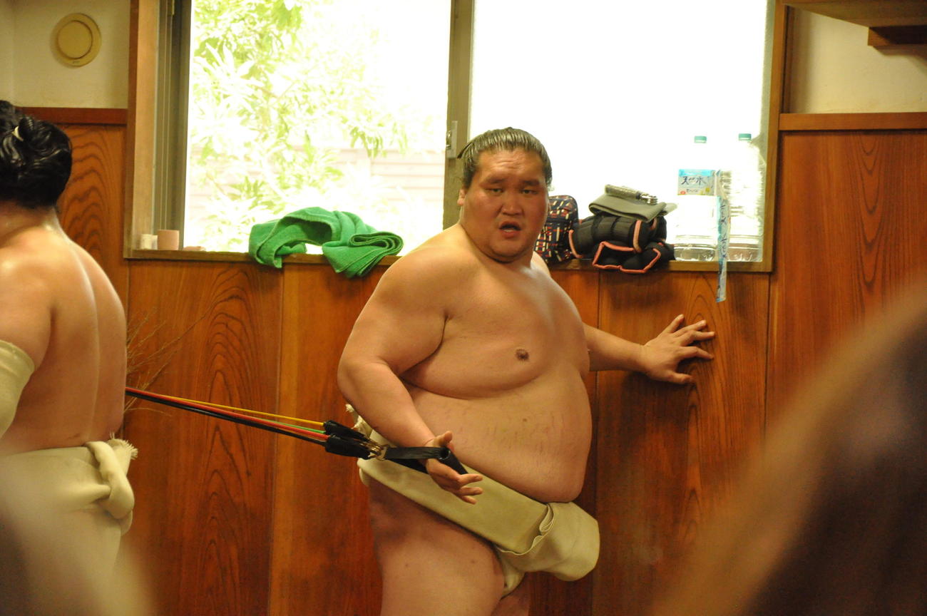 土俵周りでゴムチューブを使って汗を流す照ノ富士（代表撮影）
