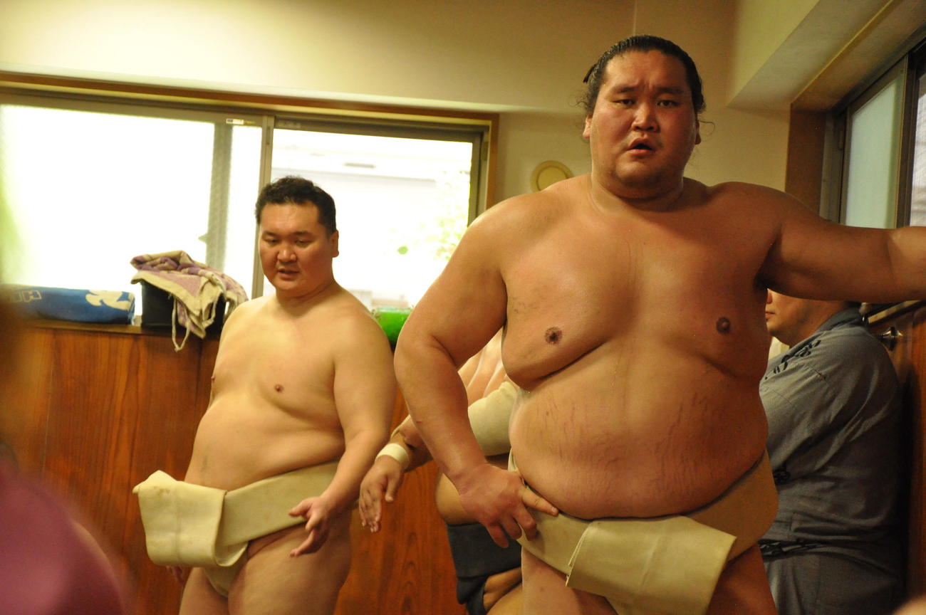 土俵周りで汗を流した照ノ富士（右）。左後方は伊勢ケ浜部屋の部屋付き親方となった宮城野親方（代表撮影）