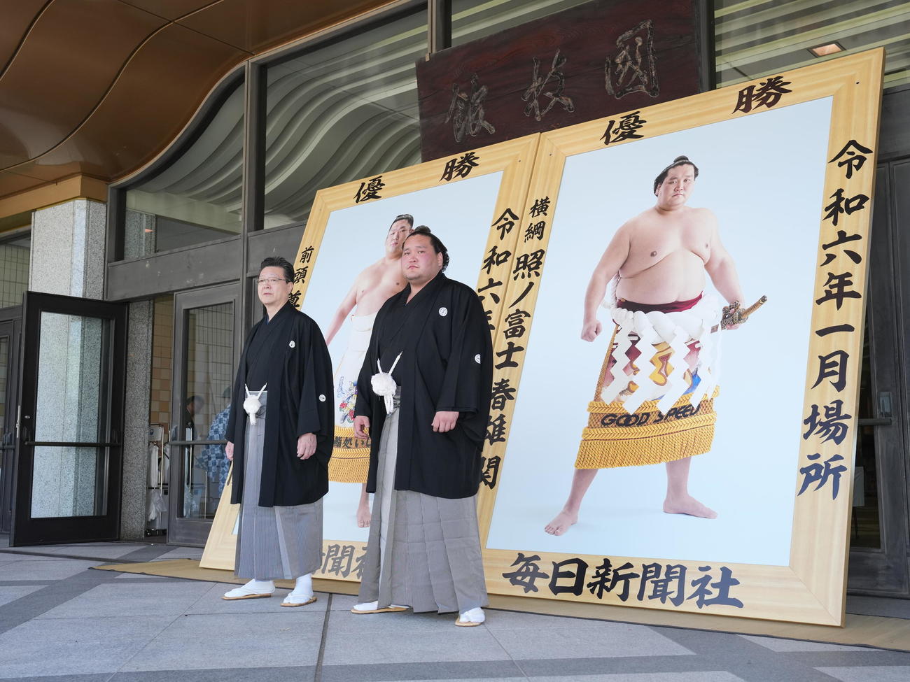 大相撲春場所優勝の尊富士の代理で優勝額贈呈式に臨む師匠の伊勢ケ浜親方（左）と初場所優勝の照ノ富士（撮影・小沢裕）