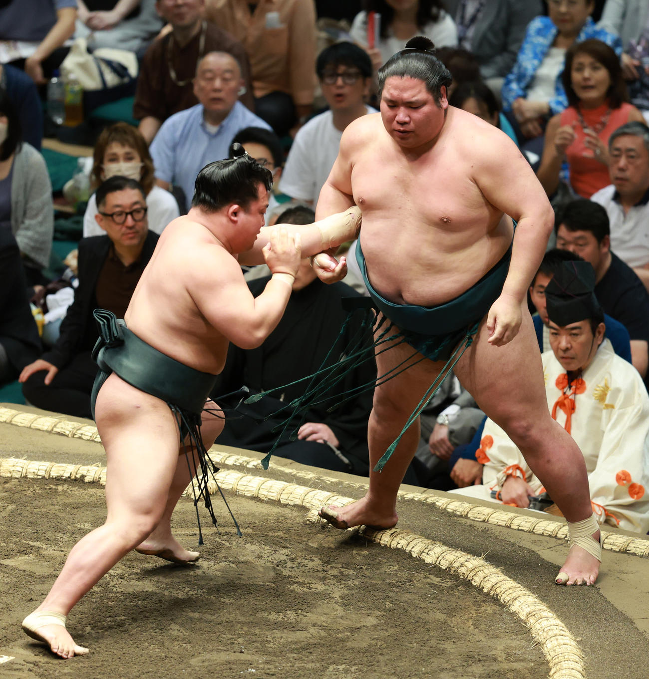 錦木（右）を寄り切りで破る翠富士。後方は観戦する上地雄輔（撮影・中島郁夫）