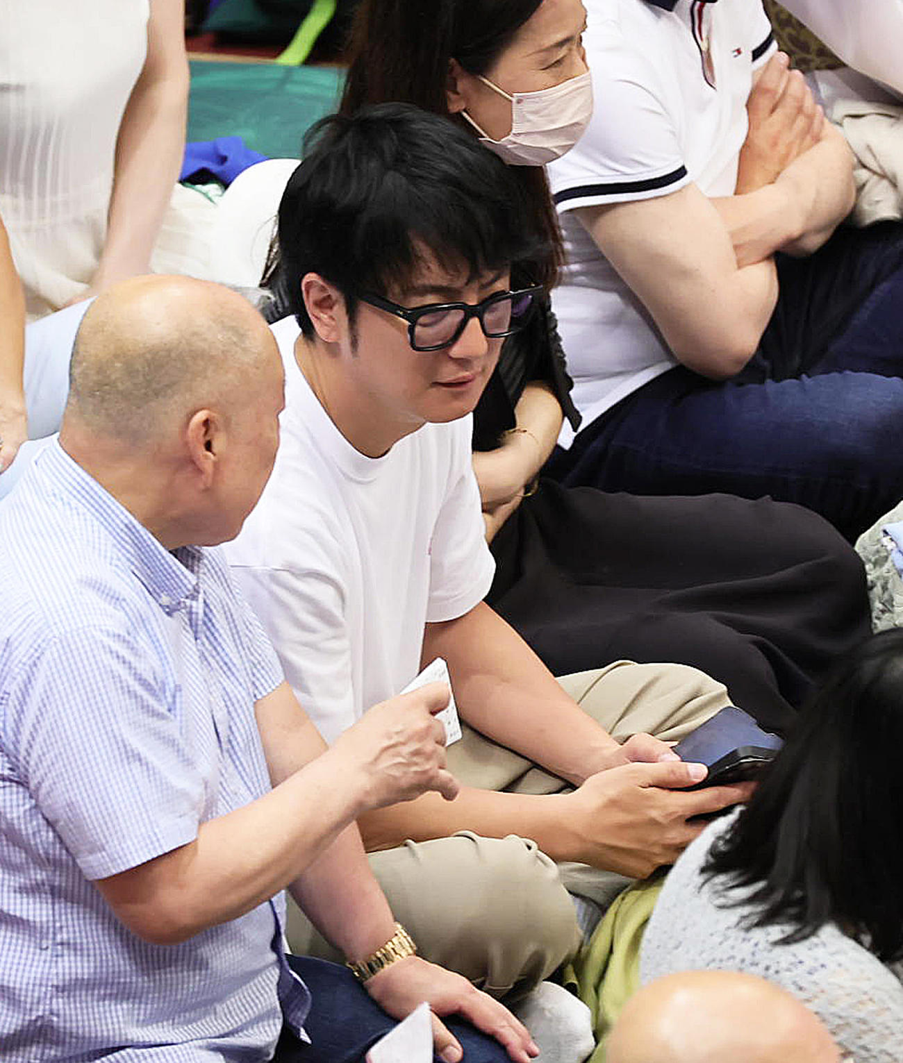 観戦する上地雄輔（撮影・足立雅史）