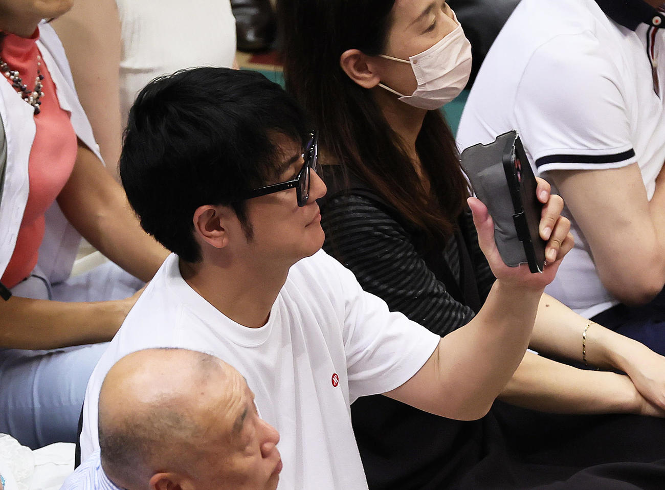 スマホで撮影を楽しむ上地雄輔（撮影・足立雅史）