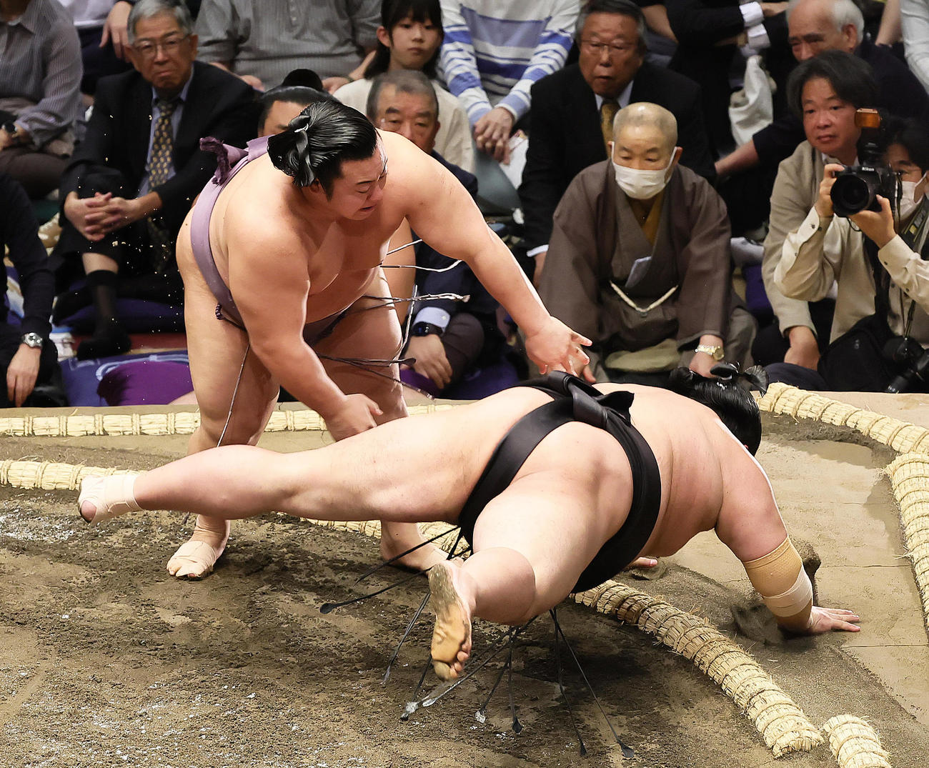 翔猿（後方）は阿炎を引き落としで破る（撮影・足立雅史）