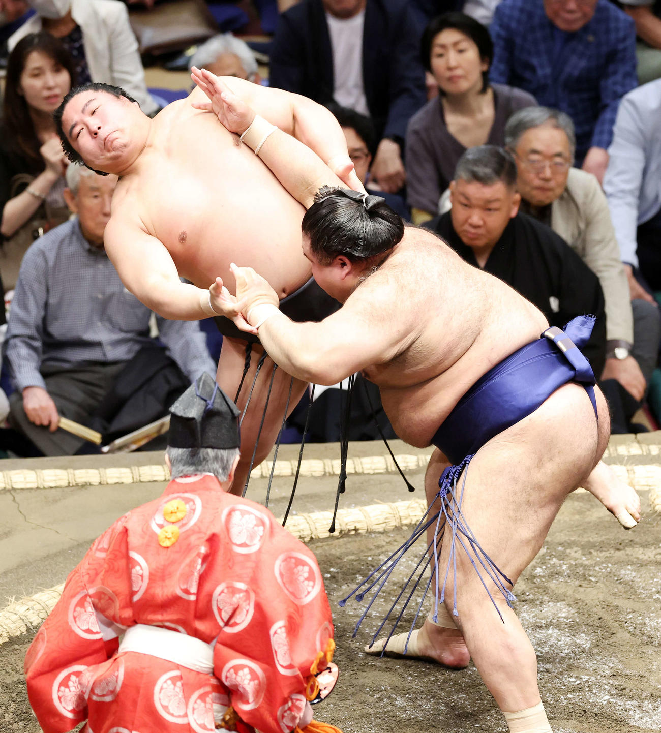 若元春（左）を押し出しで破る高安（撮影・鈴木正人）