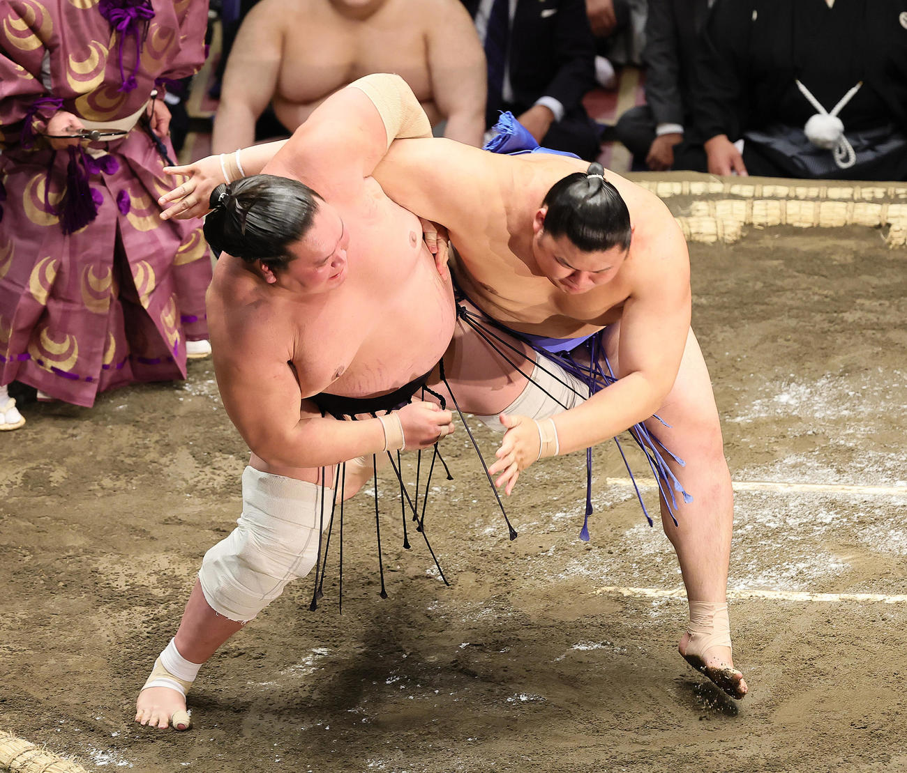 照ノ冨士（左）をすくい投げで破る大の里（撮影・足立雅史）