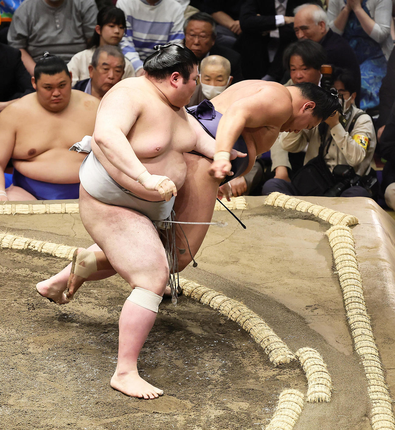 豊昇龍（右）を上手投げで破った熱海富士（撮影・足立雅史）