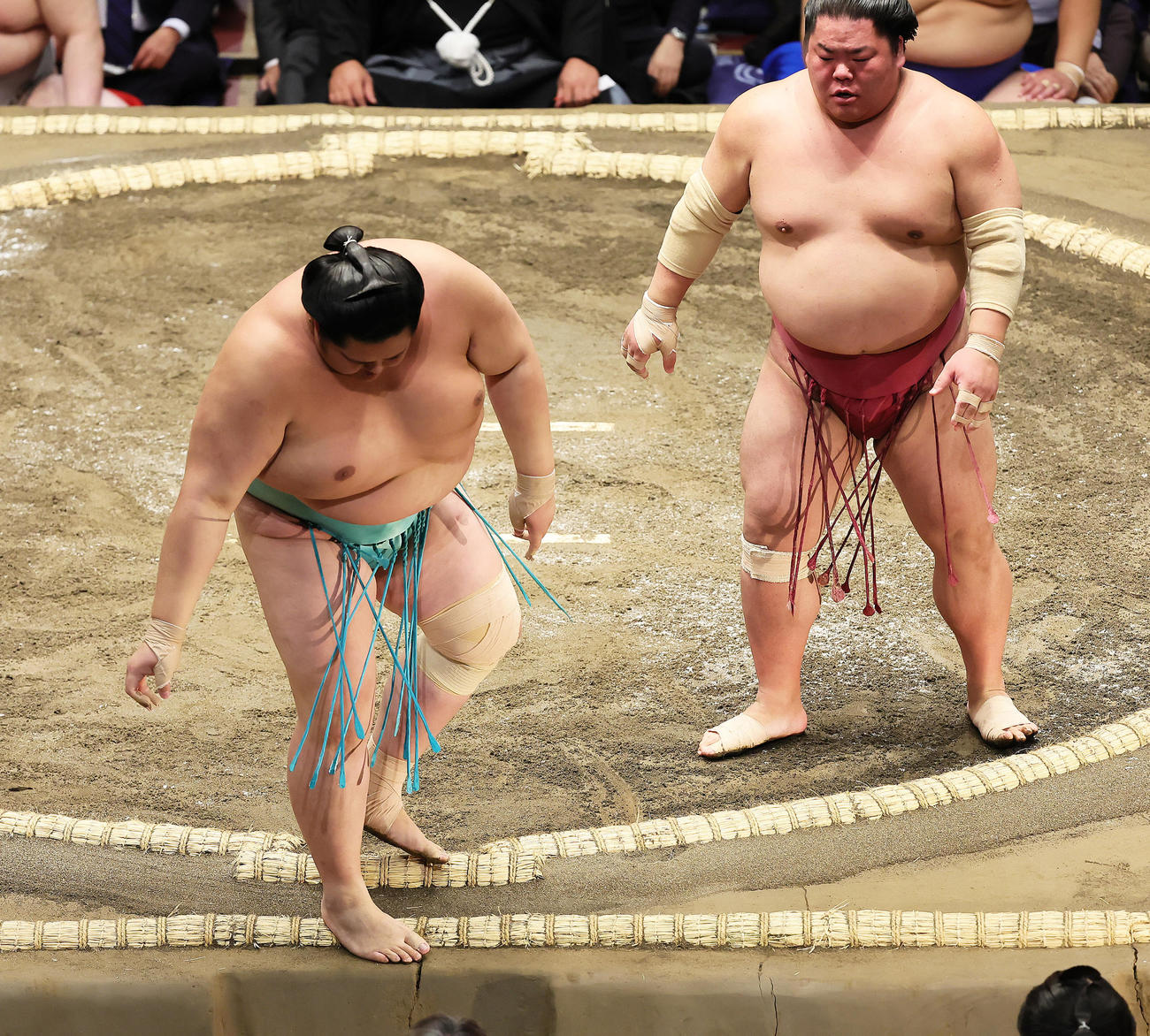 大栄翔（右）に押し出しで敗れた琴桜（撮影・足立雅史）