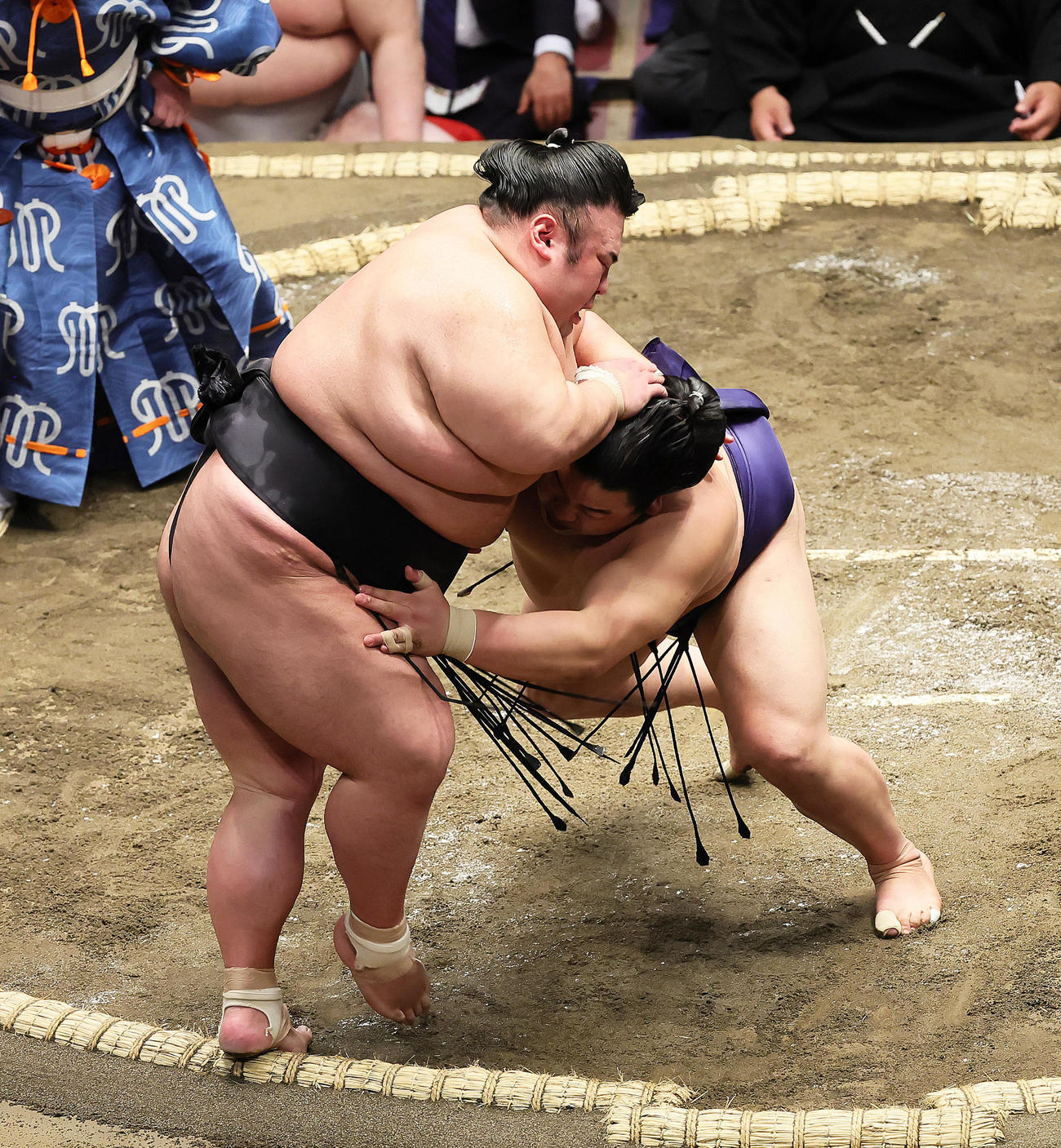 貴景勝（左）を押し出しで破る平戸海（撮影・足立雅史）