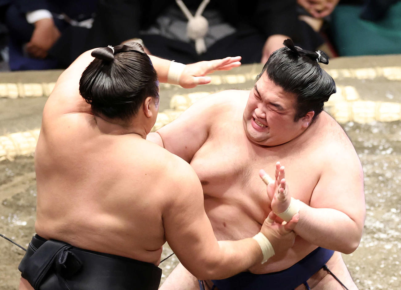 霧島（左）を攻める豪ノ山（撮影・鈴木正人）