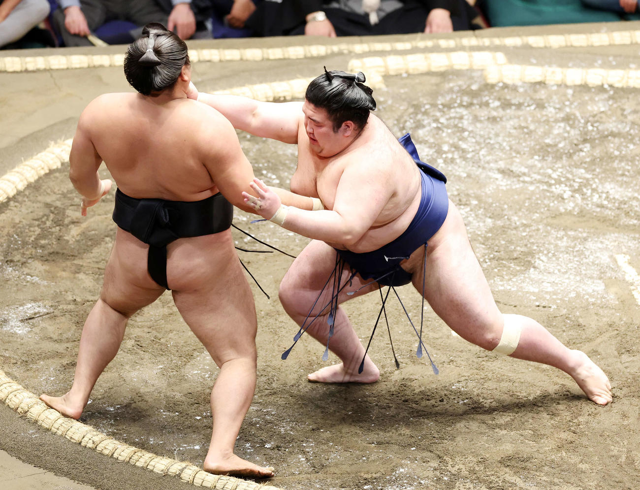 霧島（左）を押し出しで破る豪ノ山（撮影・鈴木正人）