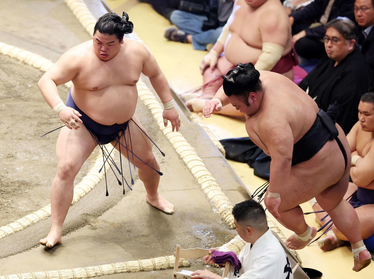 貴景勝（右）を押し出しで破る平戸海（撮影・鈴木正人）