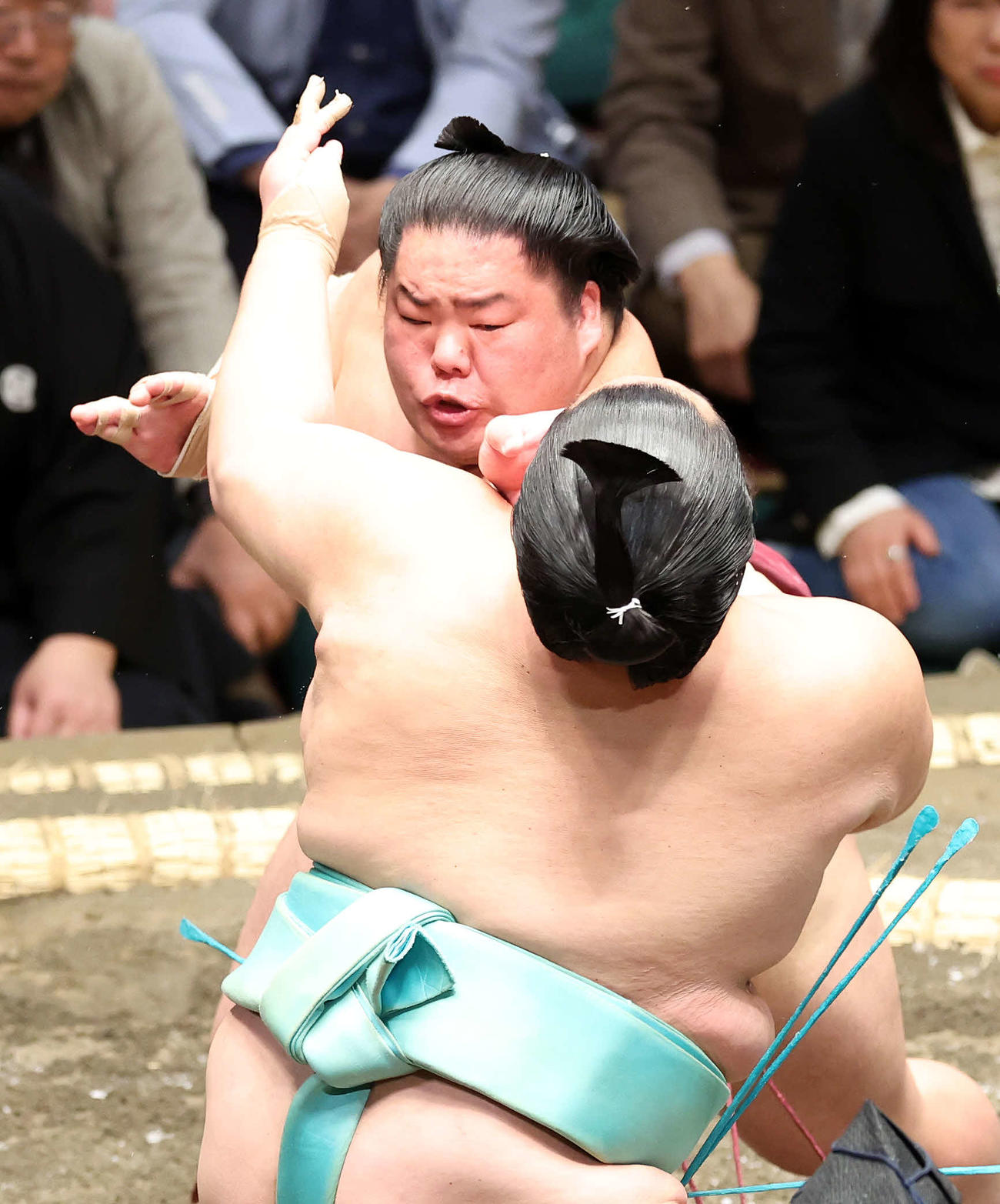 琴桜（手前）を攻める大栄翔（撮影・鈴木正人）