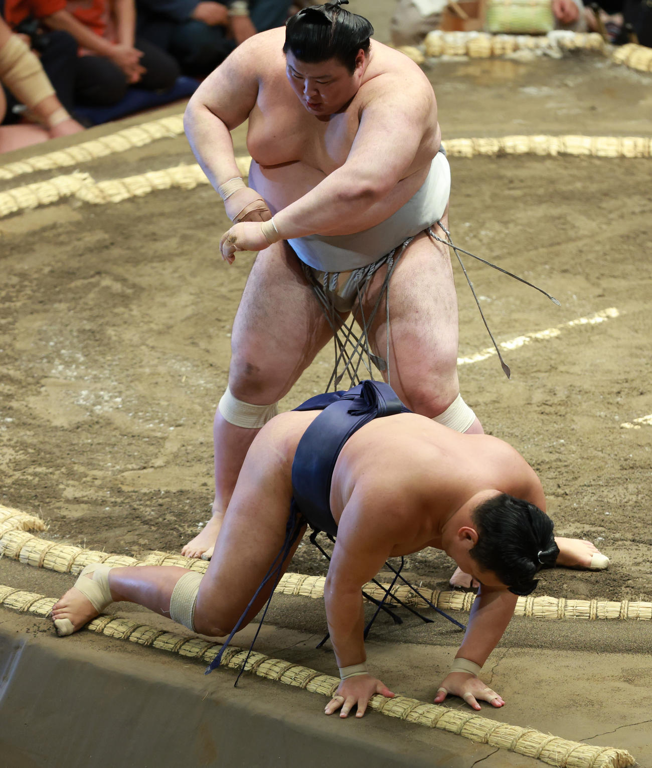 豊昇龍（下）を上手投げで破る熱海富士（撮影・中島郁夫）