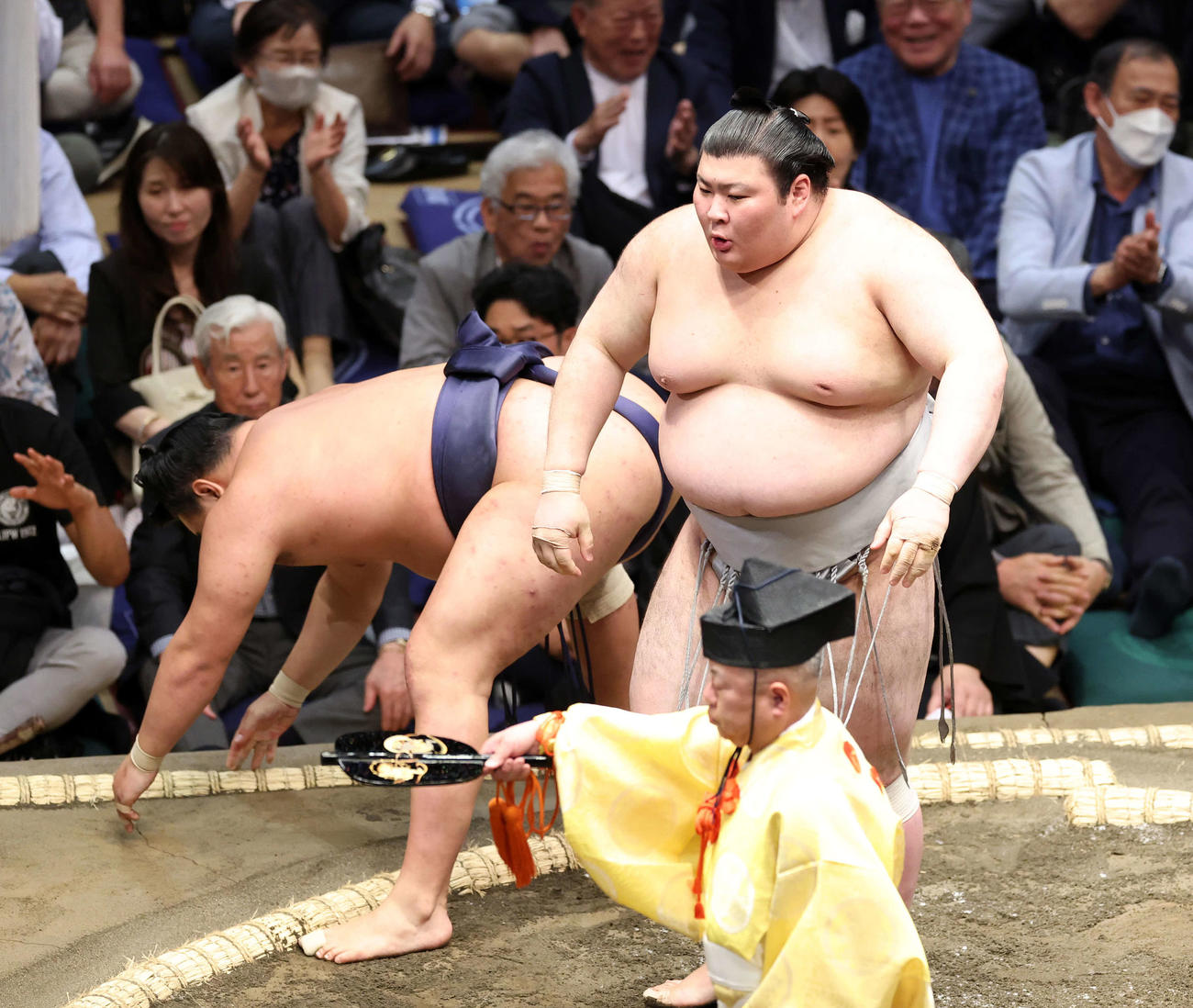 豊昇龍（左）を上手投げで破った熱海富士（撮影・鈴木正人）