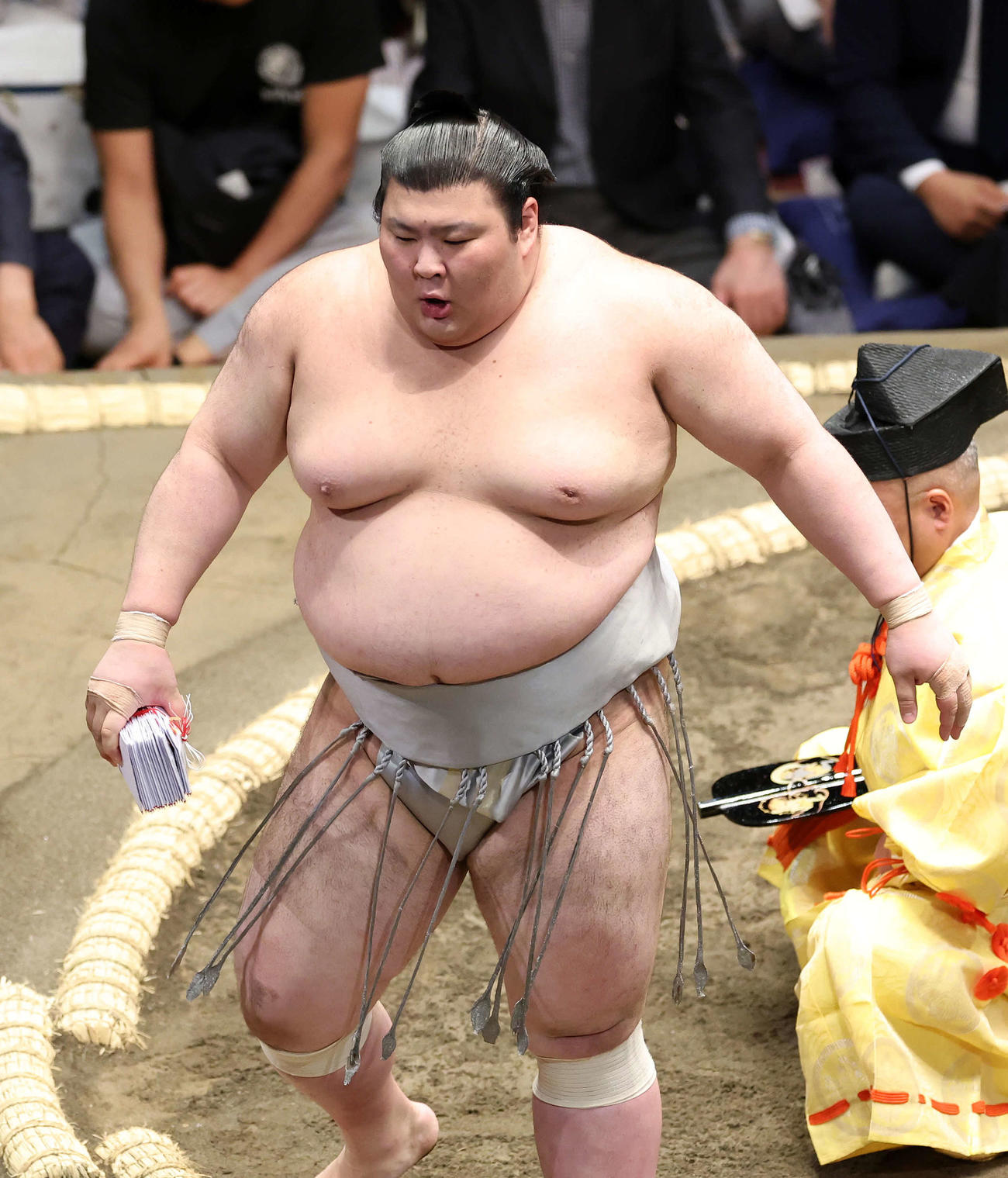 懸賞金の束を手に土俵を引き揚げる熱海富士（撮影・鈴木正人）