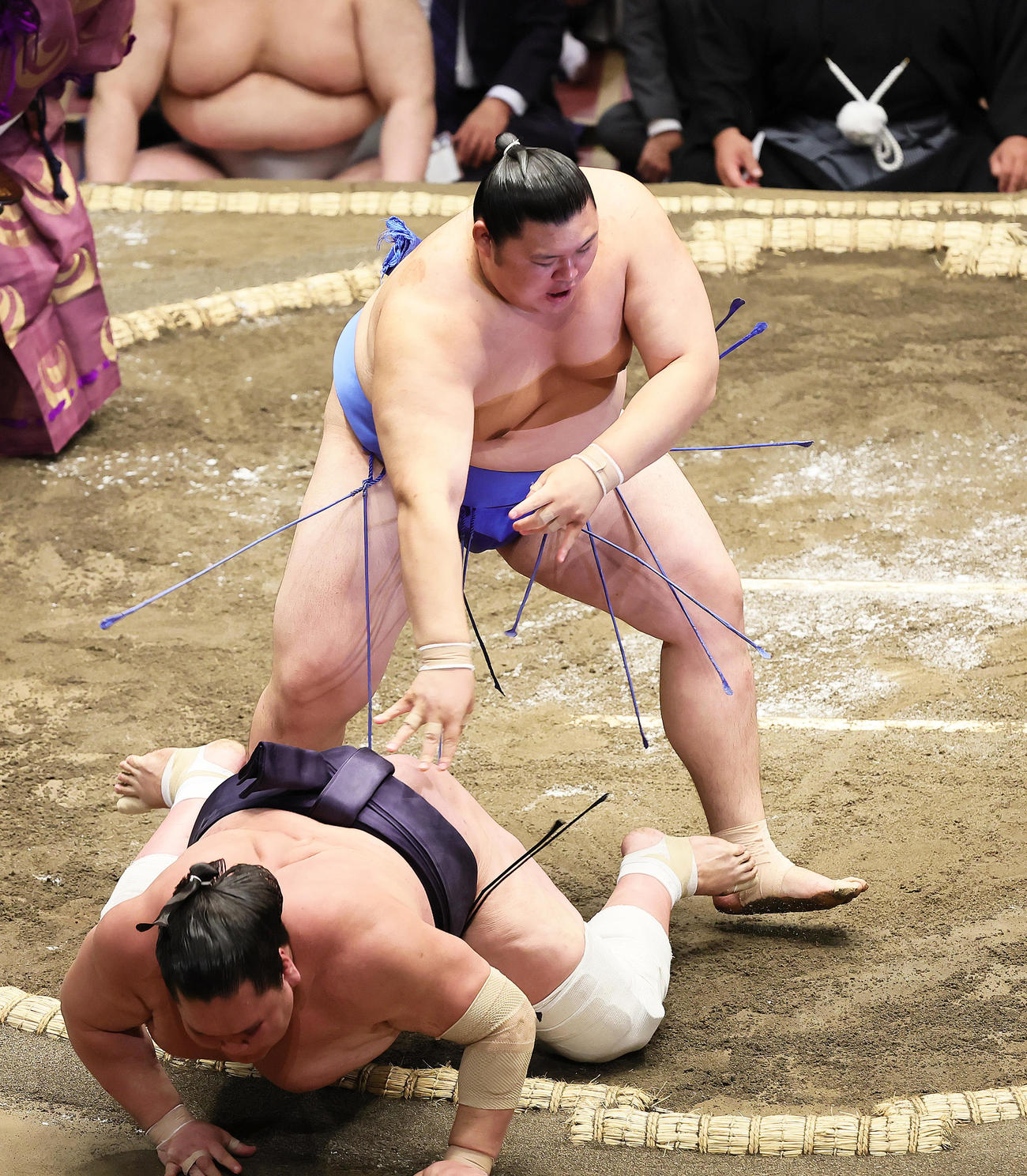 照ノ冨士（手前）をすくい投げで破る大の里（撮影・足立雅史）
