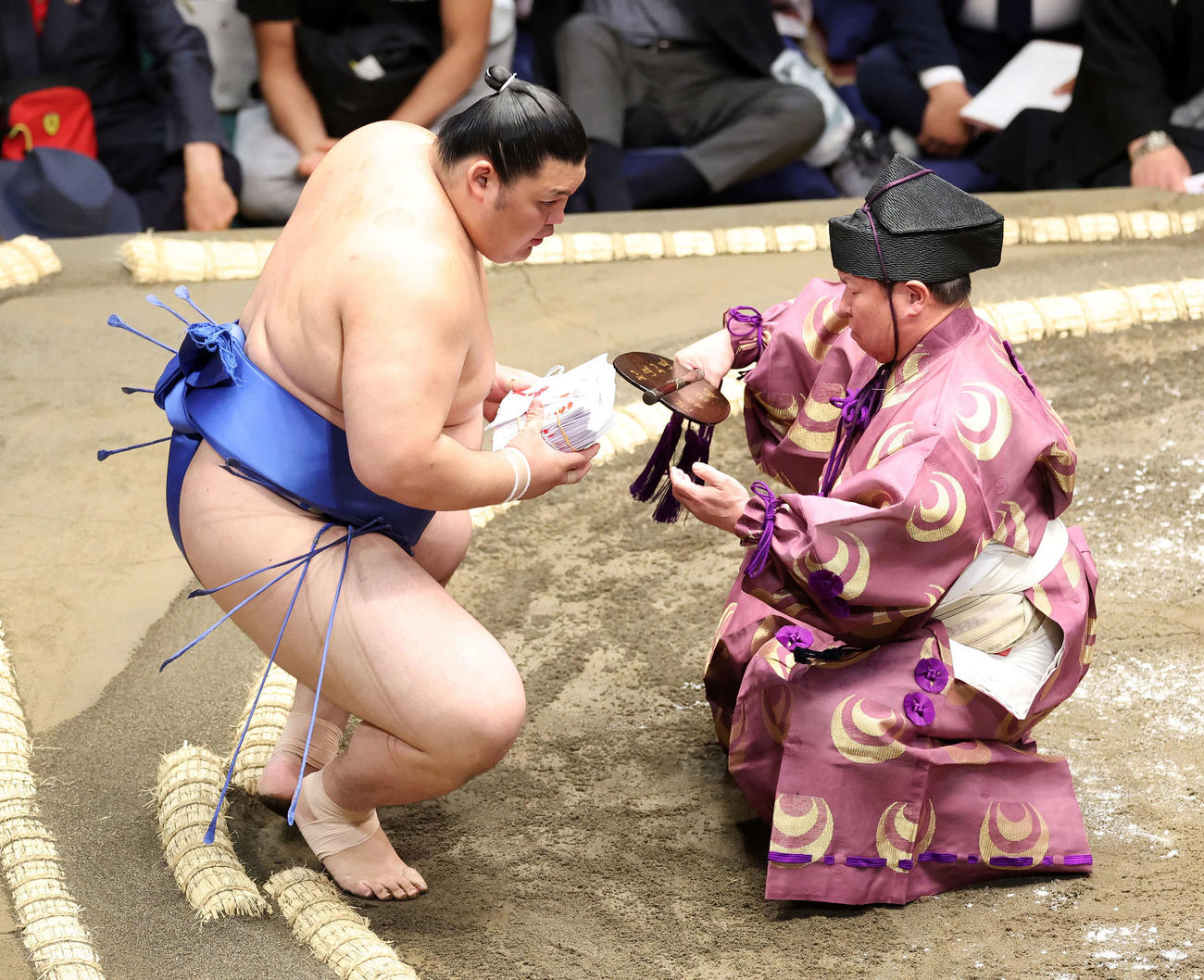 懸賞金の束を受け取る大の里（撮影・鈴木正人）
