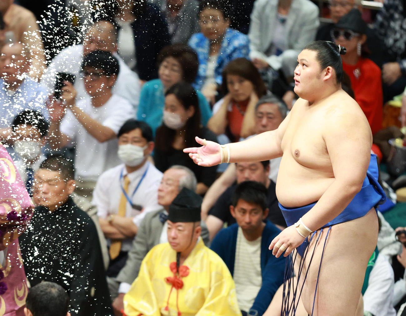 塩をまく大の里（撮影・中島郁夫）