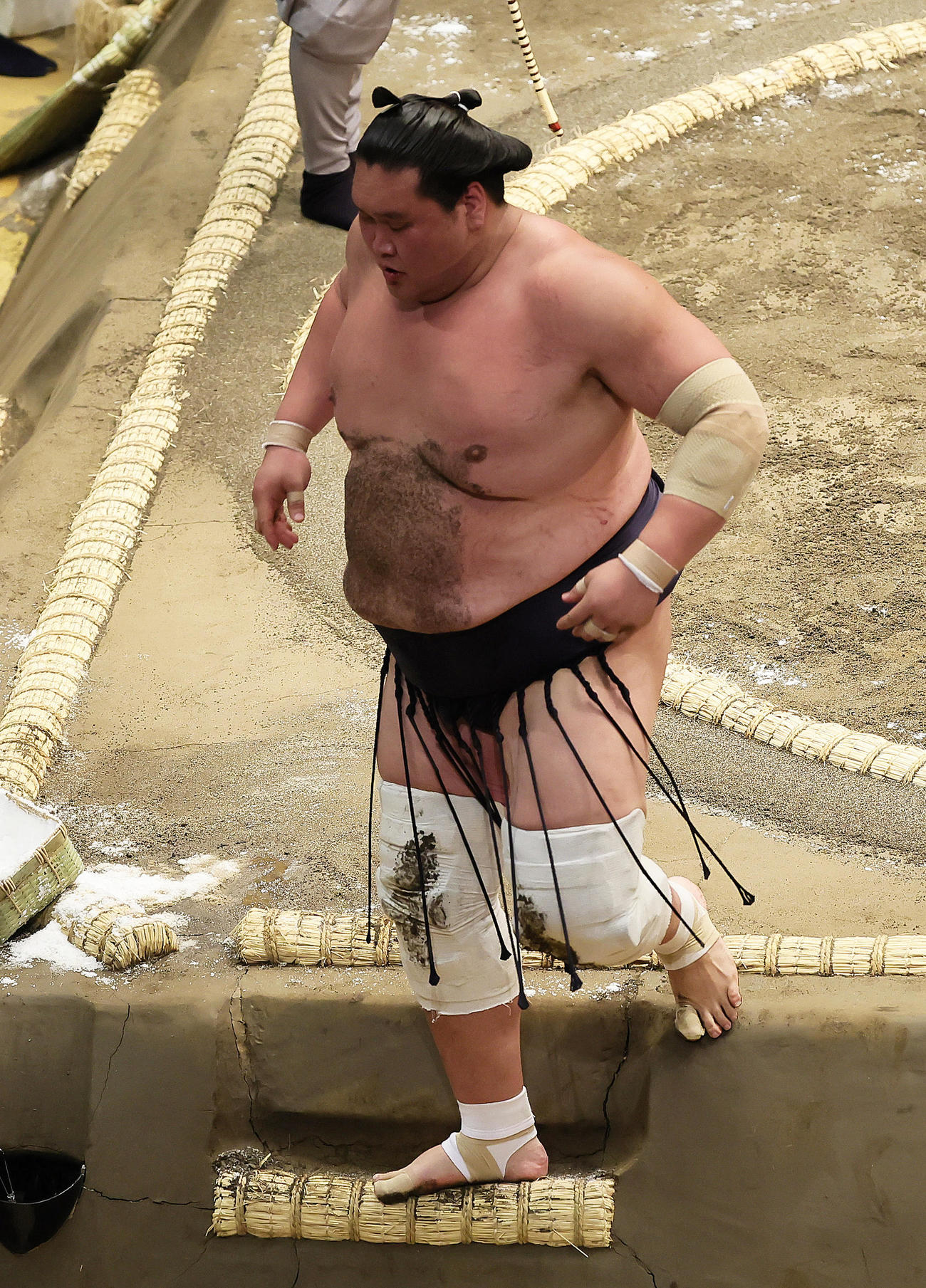 照ノ冨士は大の里にすくい投げで敗れ引き揚げる（撮影・足立雅史）